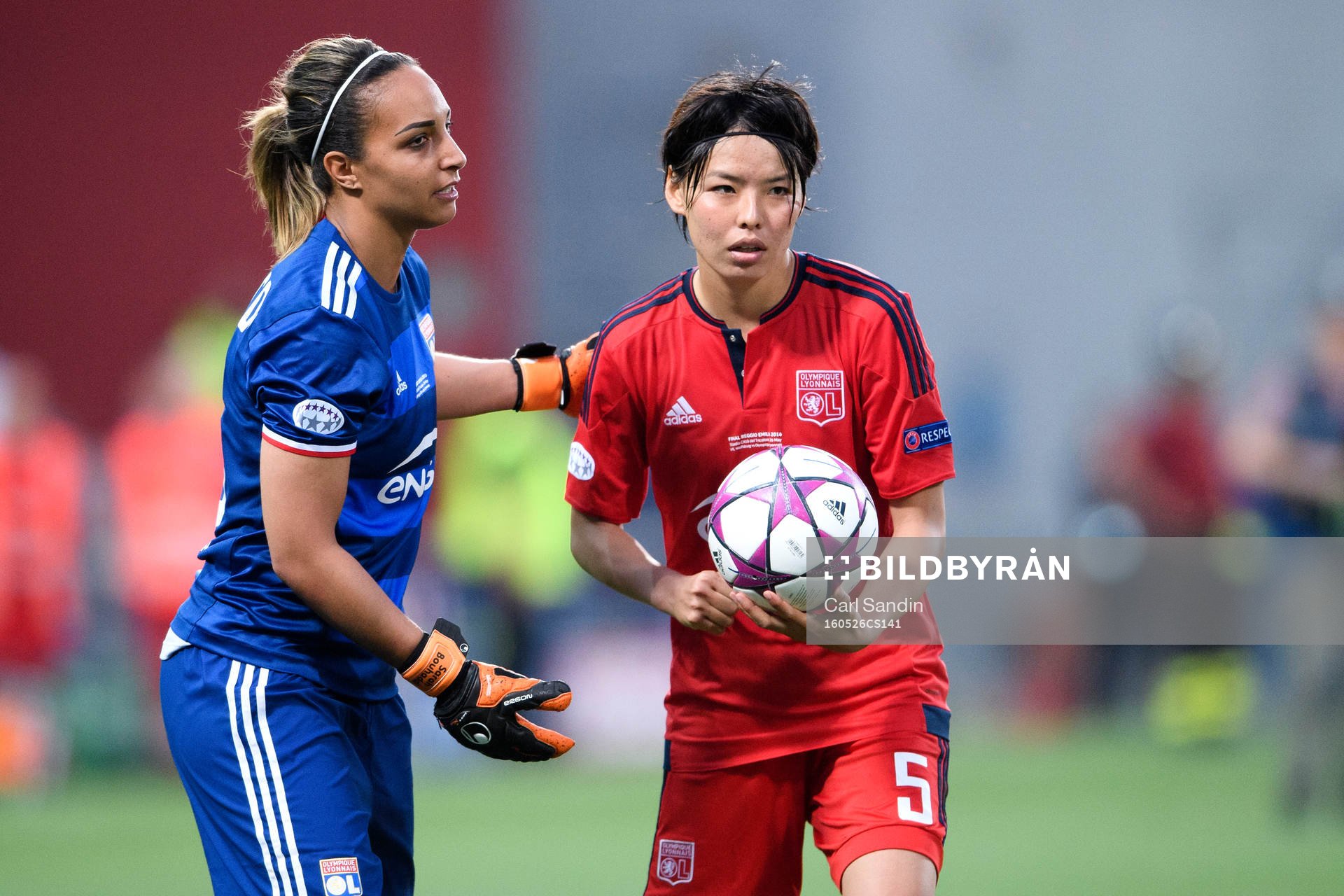 Lyons målvakt Sarah Bouhaddi lämnar över bollen till Saki Kumagai under finalen i Champions League mellan Wolfsburg och Lyon den 26 maj 2016 i Reggio Emilia.