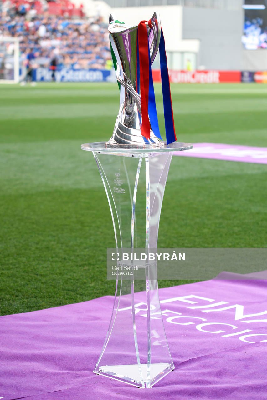 UEFA Women's Champions League Trophy visas upp innan