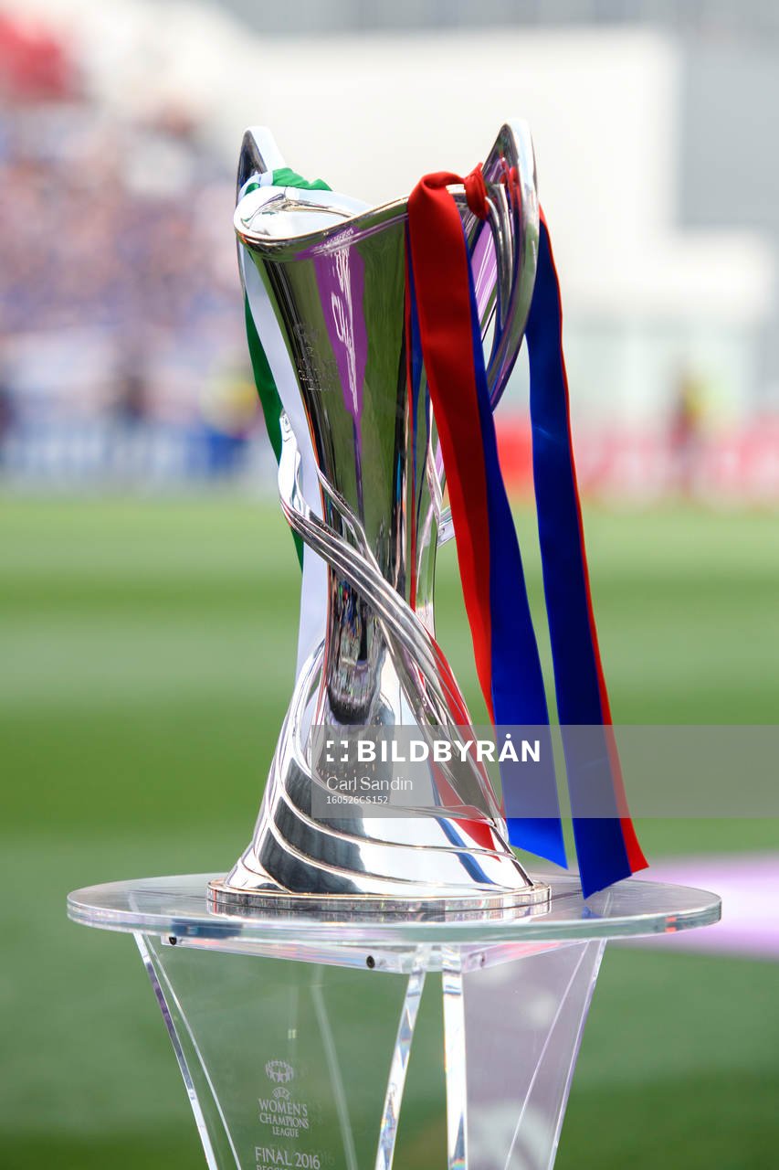 UEFA Women's Champions League Trophy visas upp innan