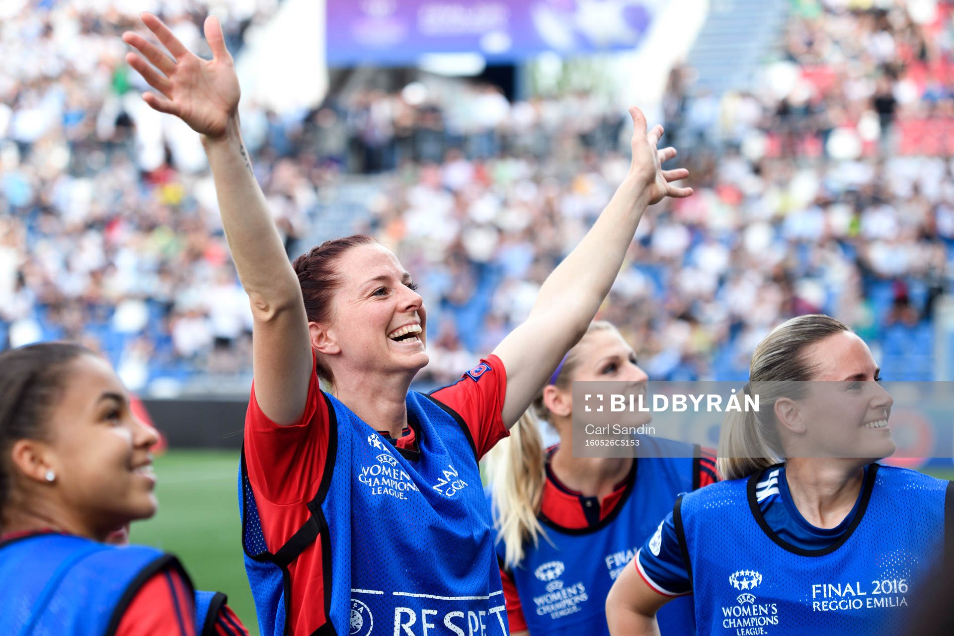 Lyons Lotta Schelin vinkar till publiken innan finalen i