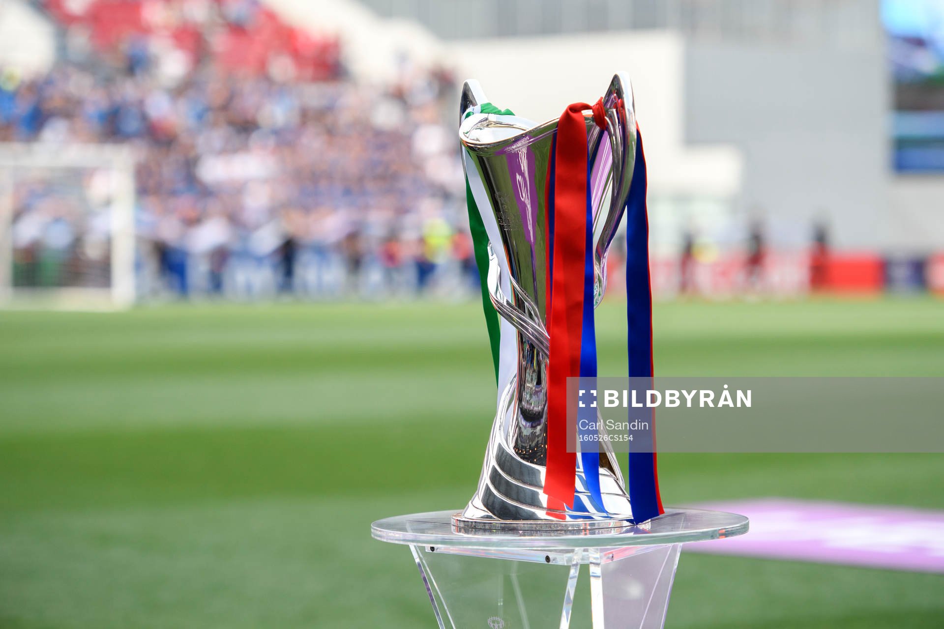 UEFA Women's Champions League Trophy visas upp innan