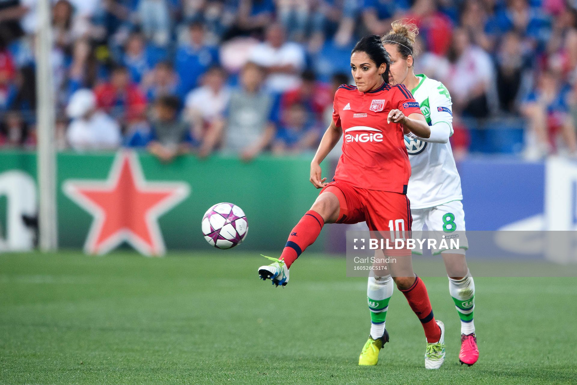 Lyons Louisa Necib och Wolfsburgs Babett Peter