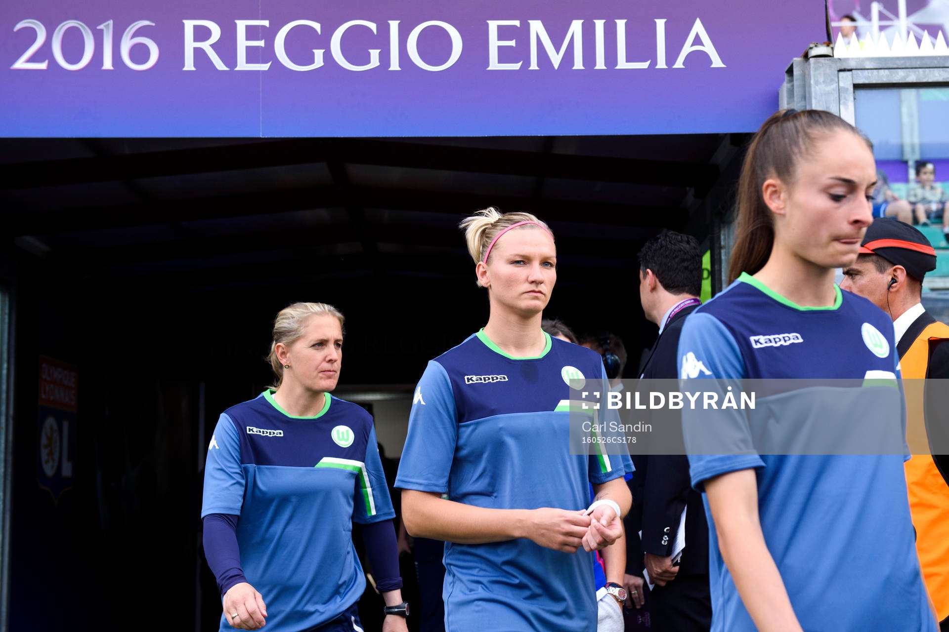 Wolfsburgs Alexandra Popp går in på arenan innan finalen