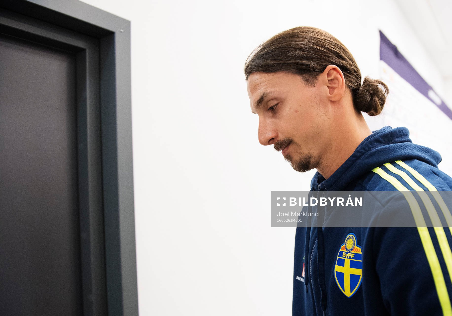 Zlatan Ibrahimovic lämnar en presskonferens