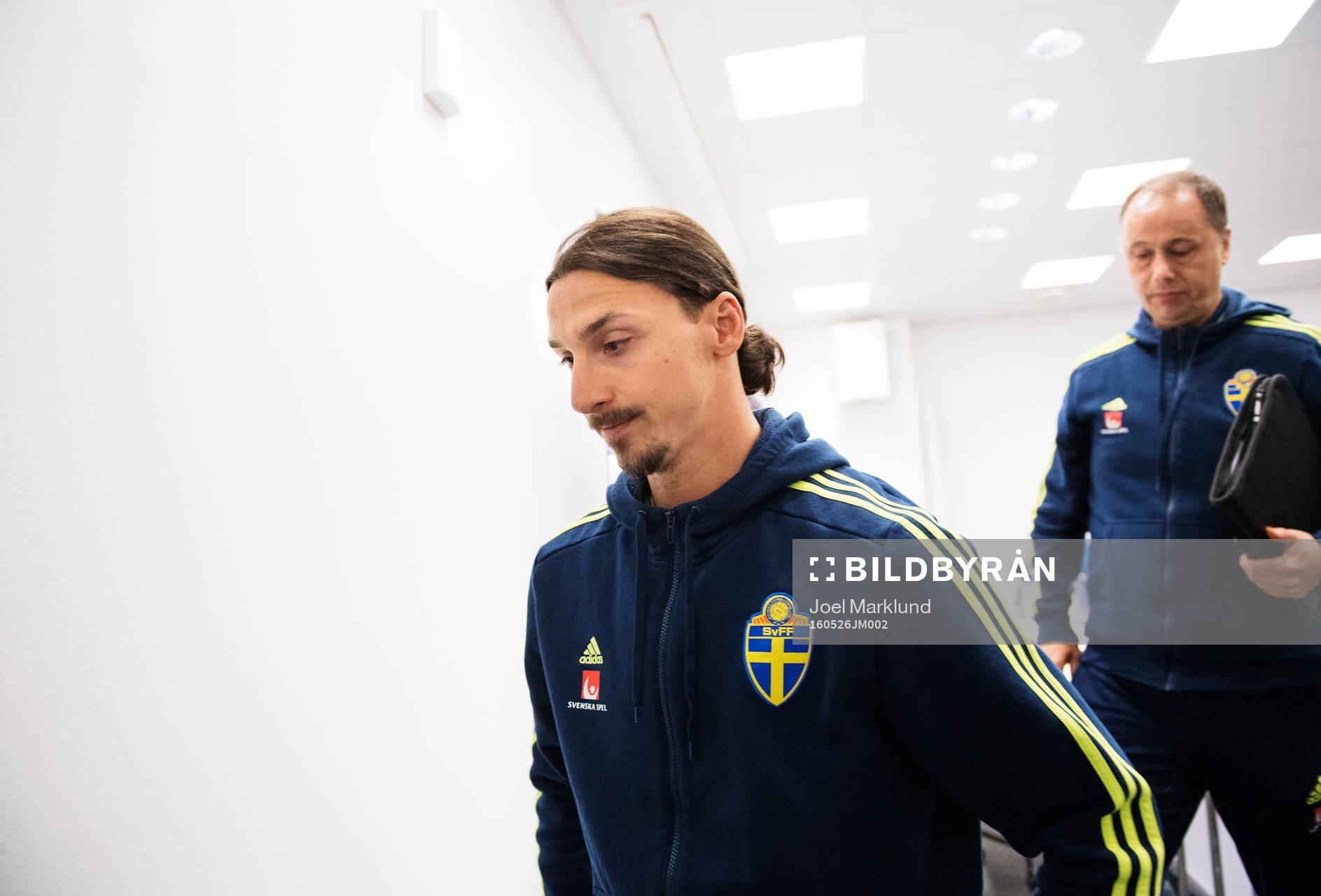 Zlatan Ibrahimovic och presschef Niklas Bodell lämnar en
