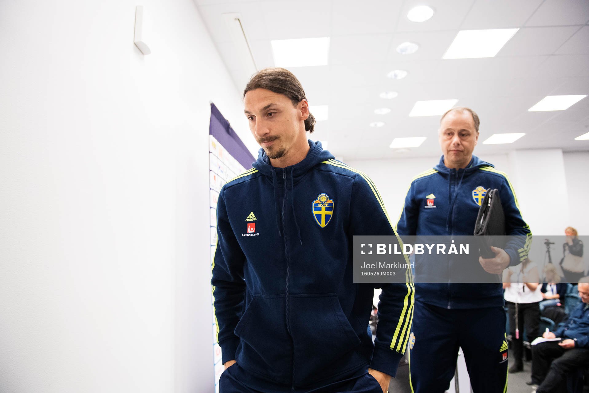 Zlatan Ibrahimovic och presschef Niklas Bodell lämnar en