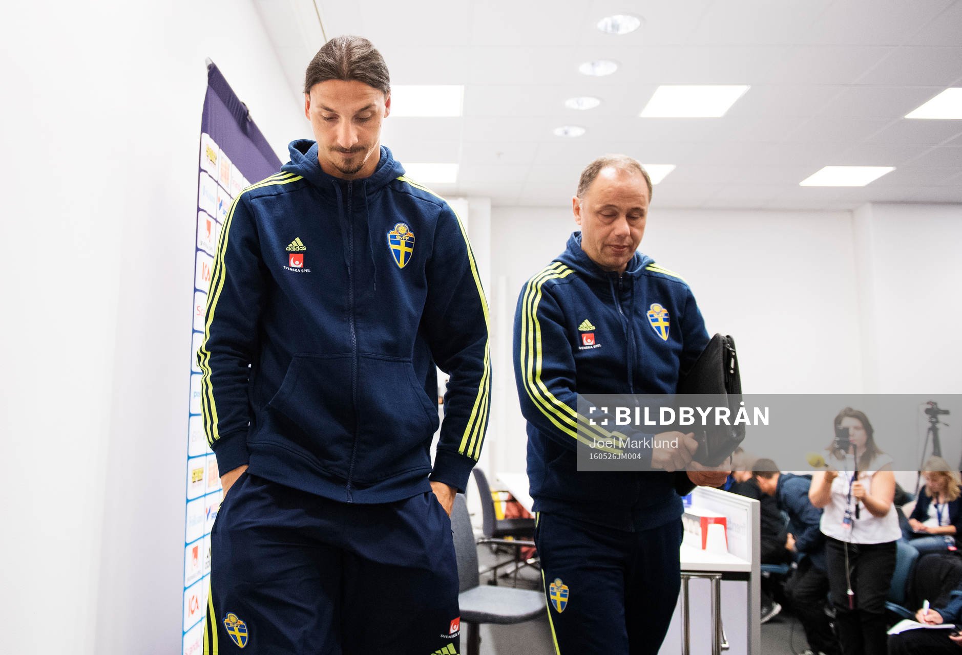 Zlatan Ibrahimovic och presschef Niklas Bodell lämnar en