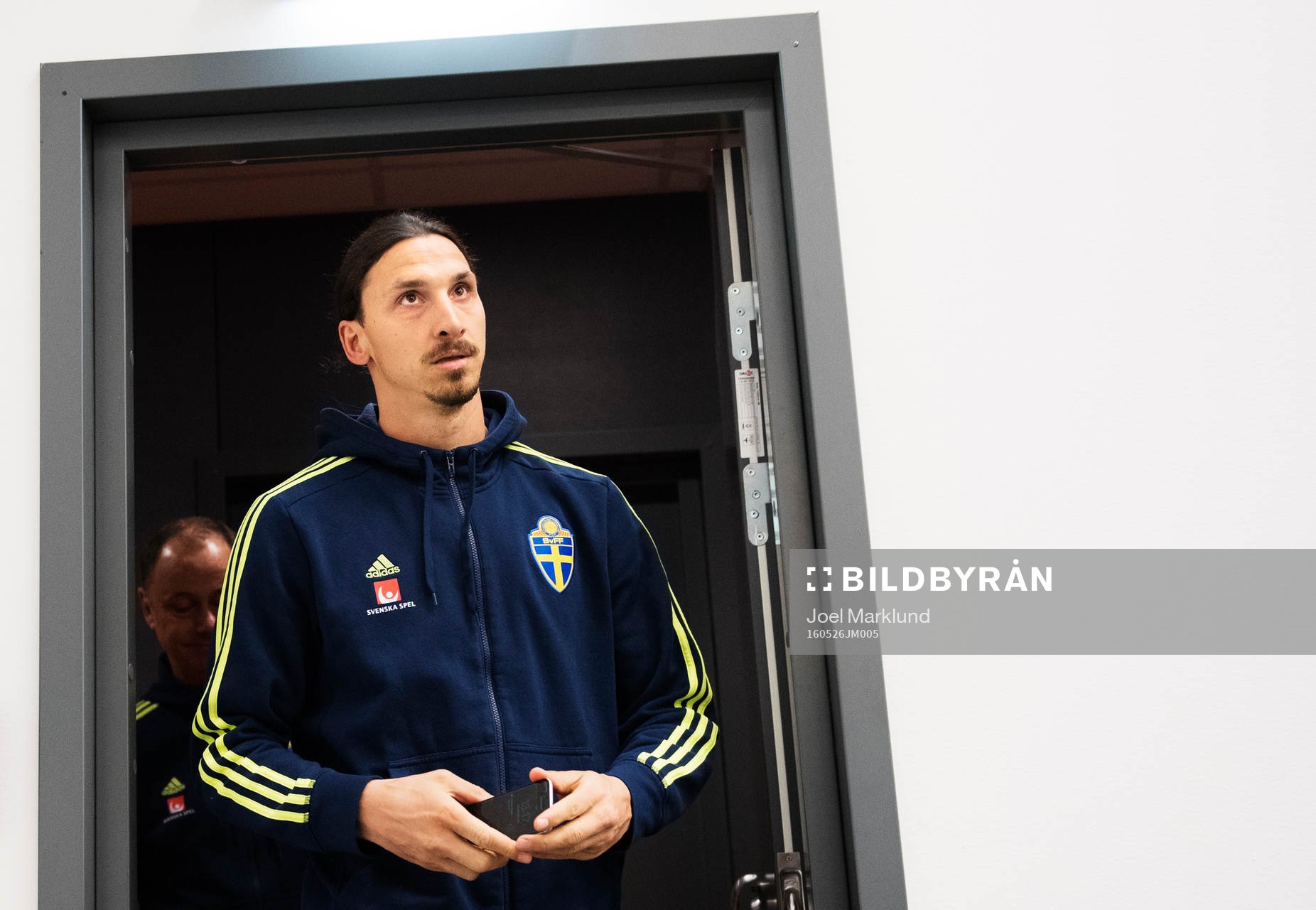 Zlatan Ibrahimovic på väg in till en presskonferens