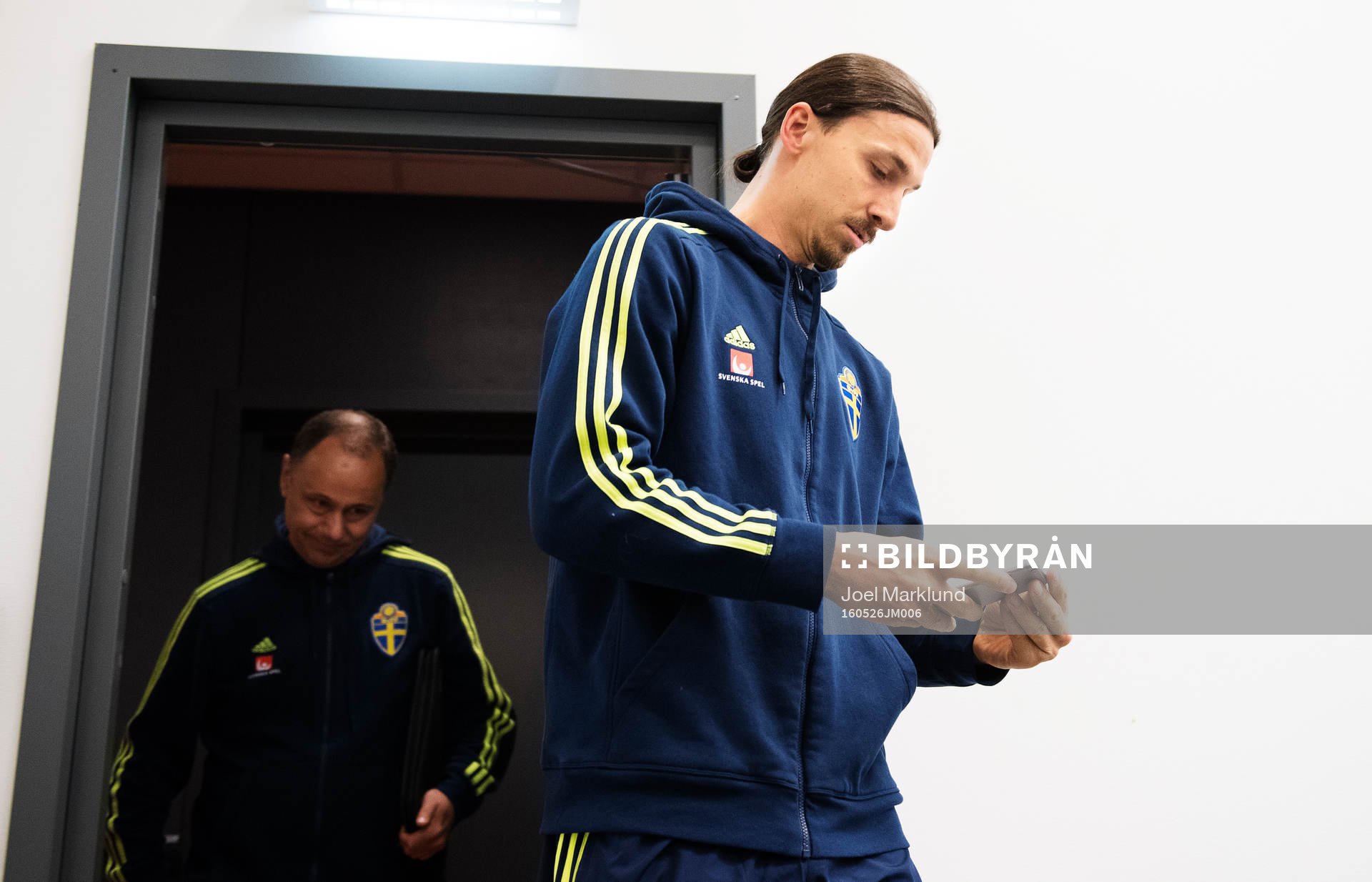 Zlatan Ibrahimovic på väg in till en presskonferens