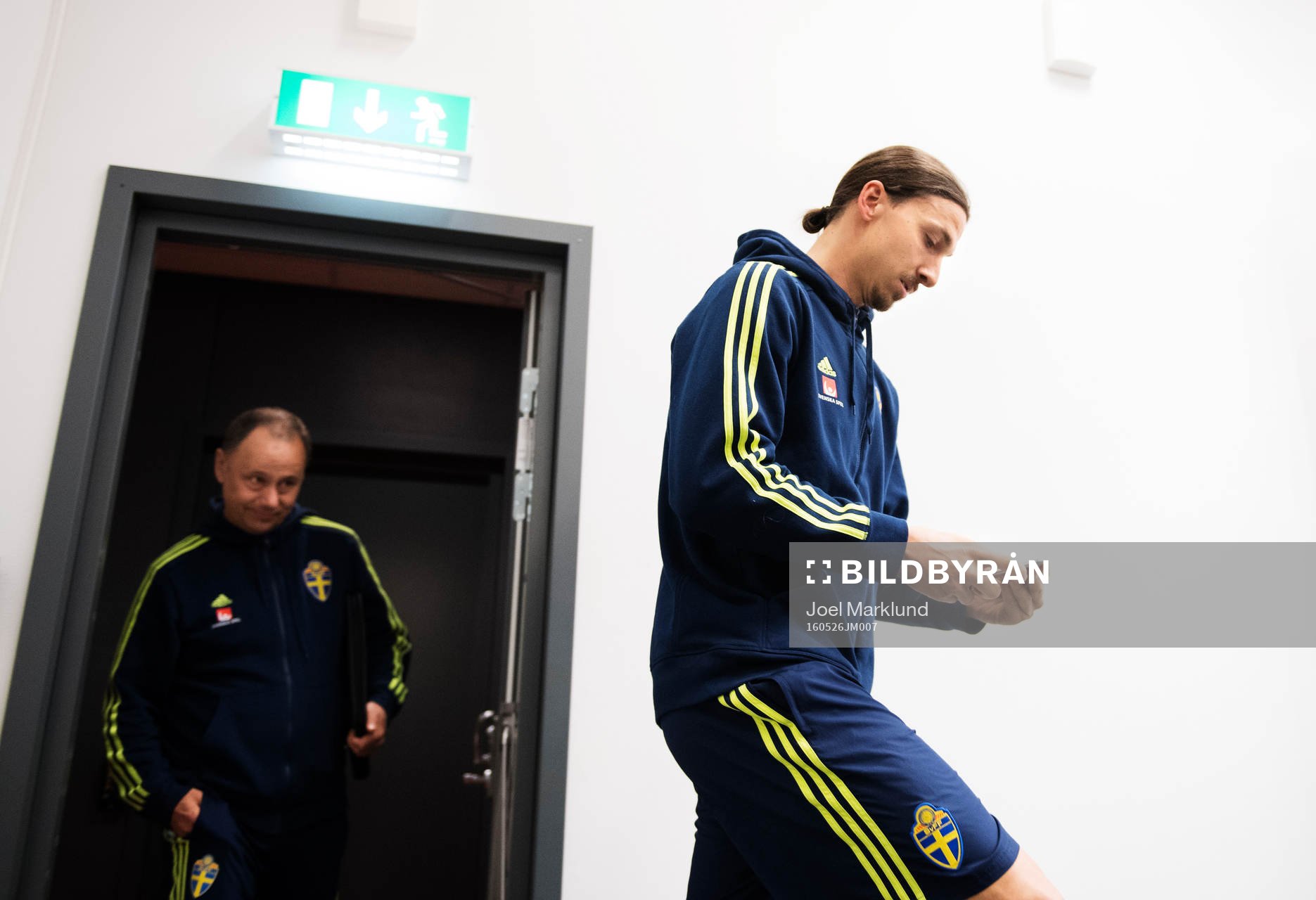 Zlatan Ibrahimovic på väg in till en presskonferens