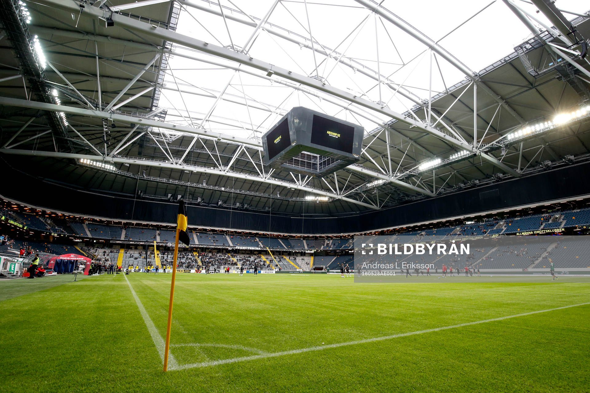 Spelarna värmer upp på Friends Arena