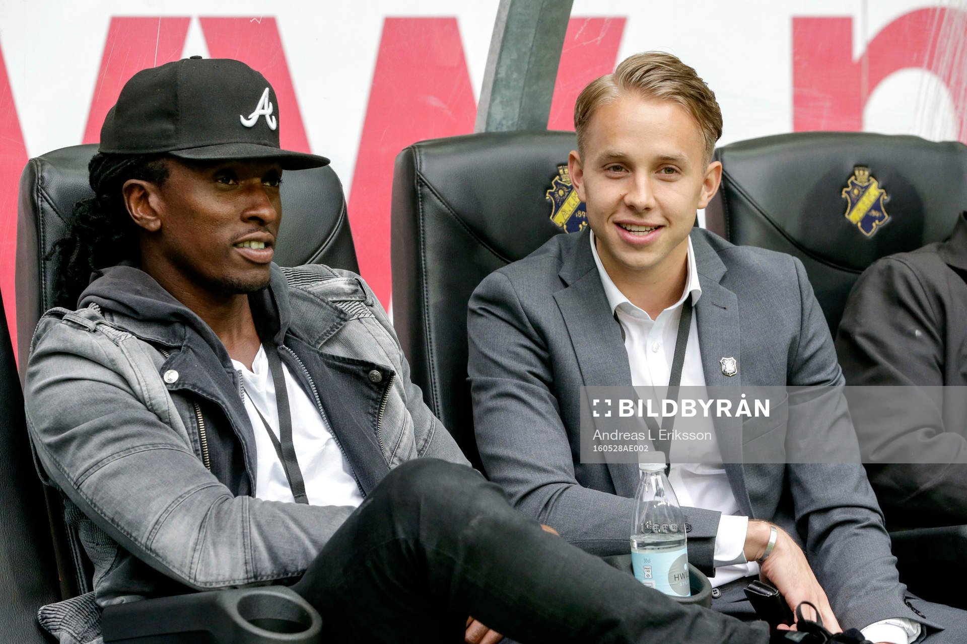 s Dickson Etuhu och målvakt Patrik Carlgren på bänken