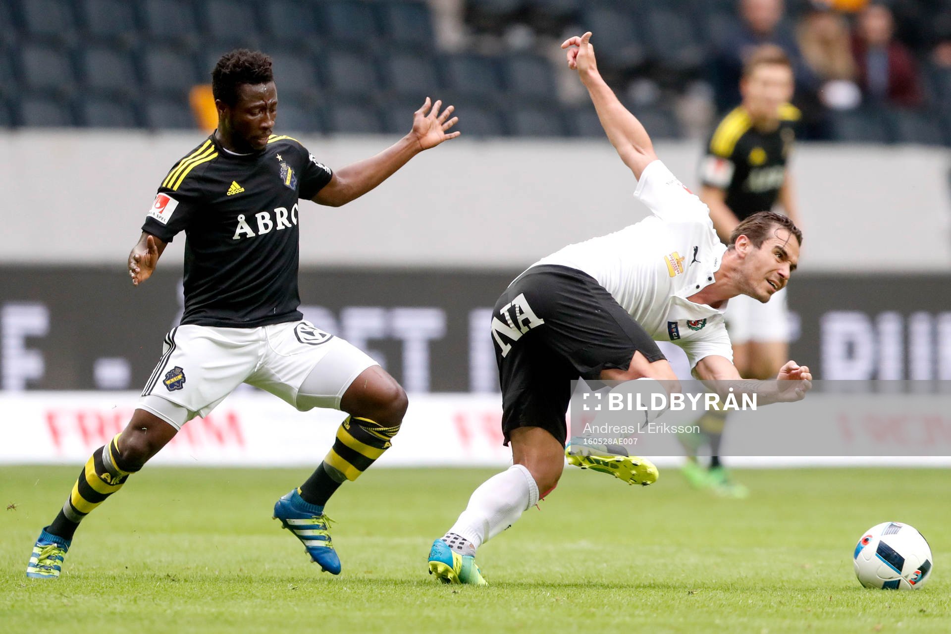 s Ebenezer Ofori och Örebros Nordin Gerzic