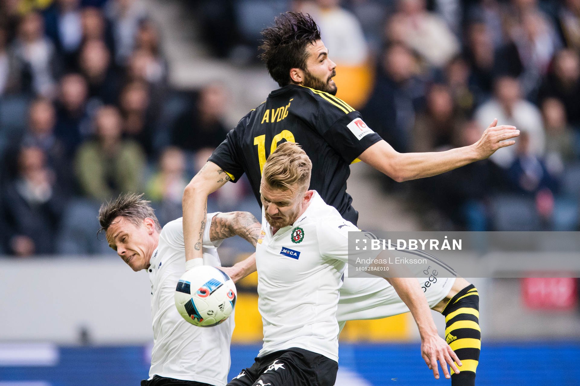 Örebros Erik Moberg och Michael Almebäck i en nickduell