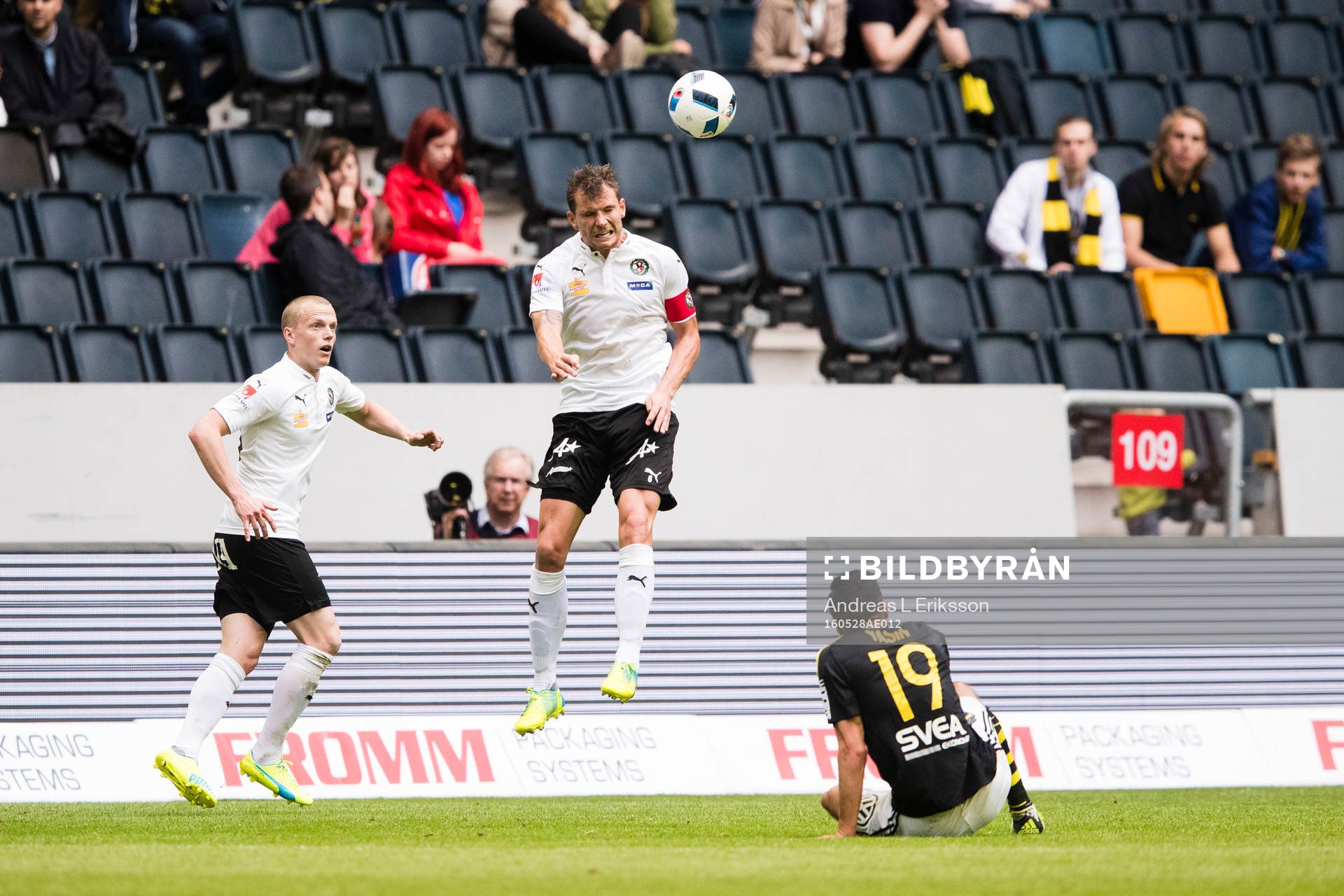 s Ahmed Yasin (h) ser på när Örebros Robert Åhman