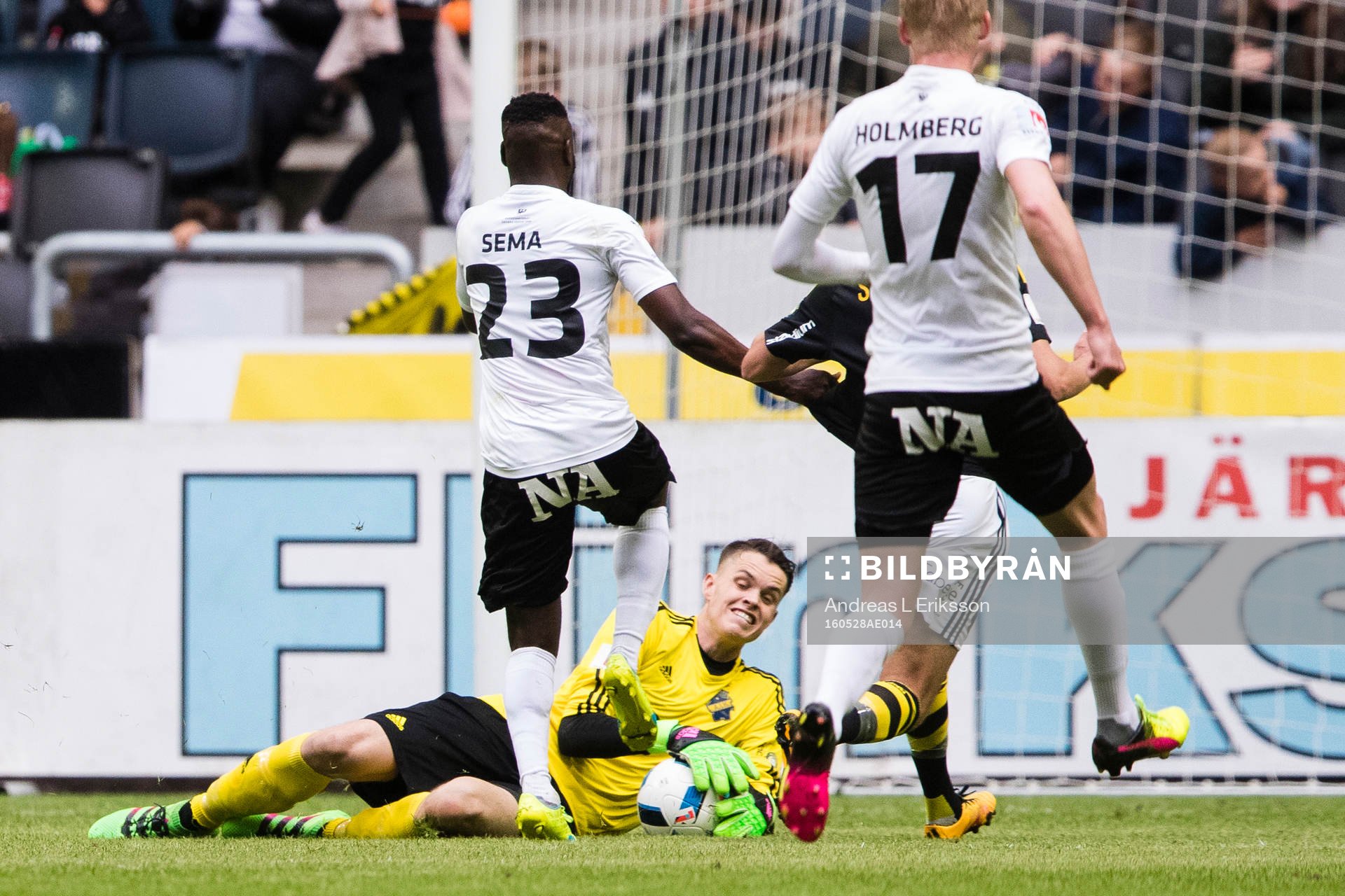 s målvakt Oscar Linnér tar hand om bollen framför