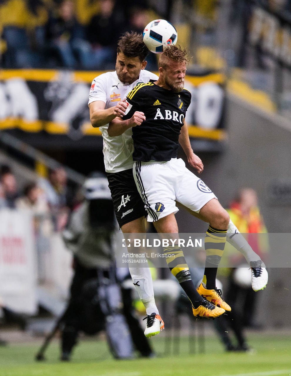 Örebros Astrit Ajdarevic i en nickduell med AIK:s Daniel Sundgren under fotbollsmatchen i Allsvenskan mellan AIK och Örebro den 28 maj 2016 i Stockholm.
