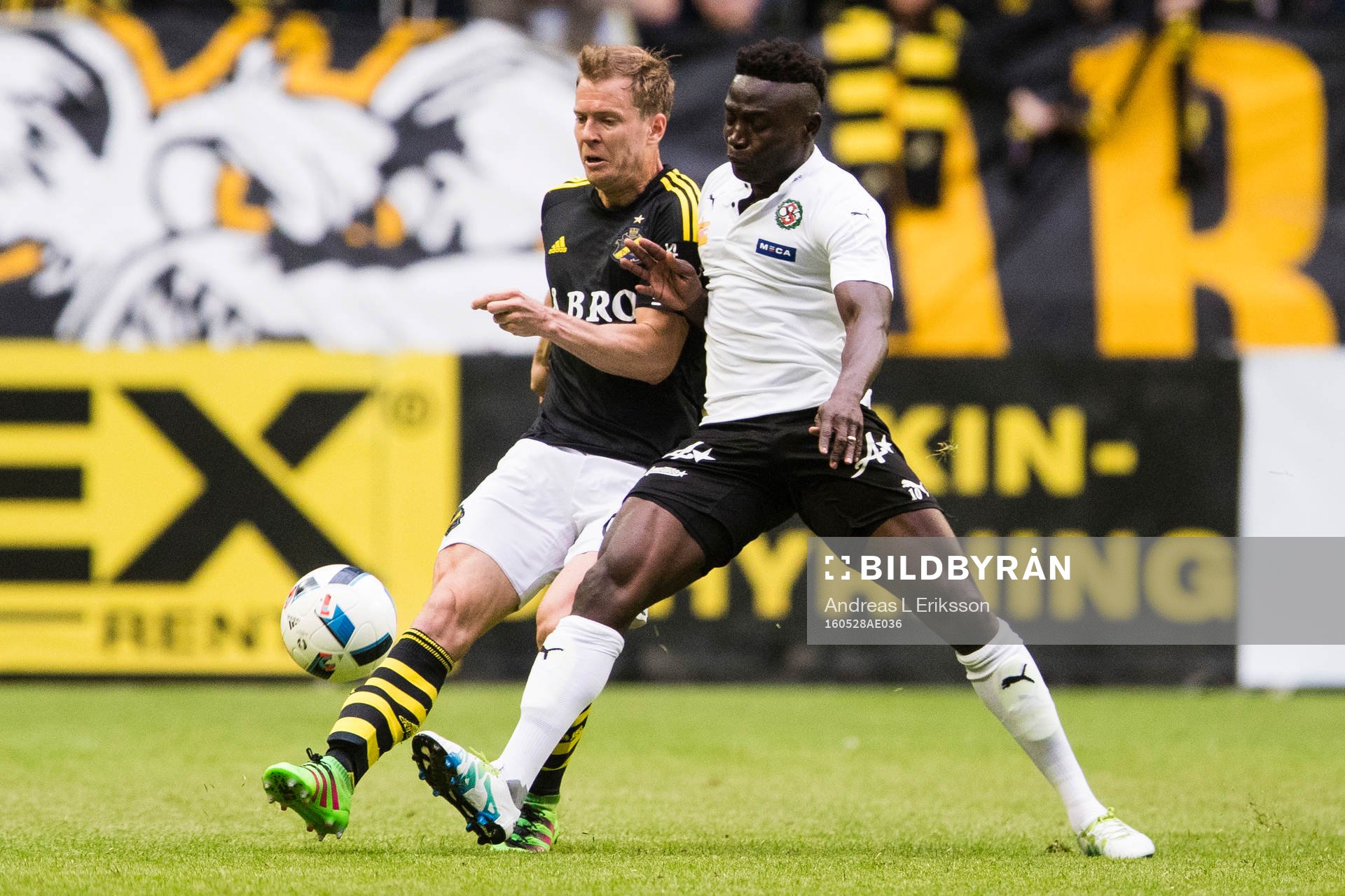 s Per Karlsson blir tacklad av Örebros Alhassan Kamara