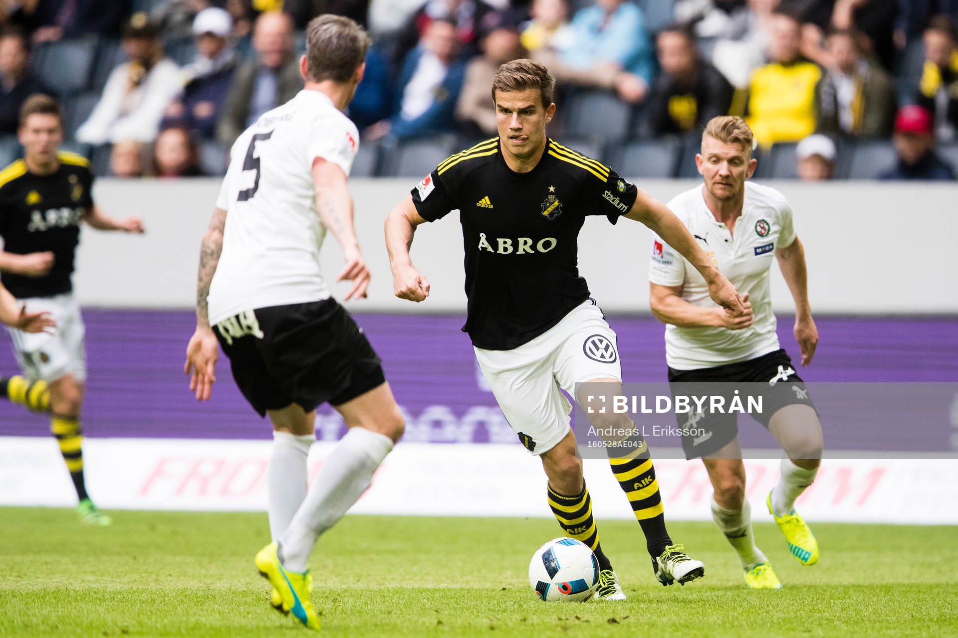 s Eero Markkanen med bollen