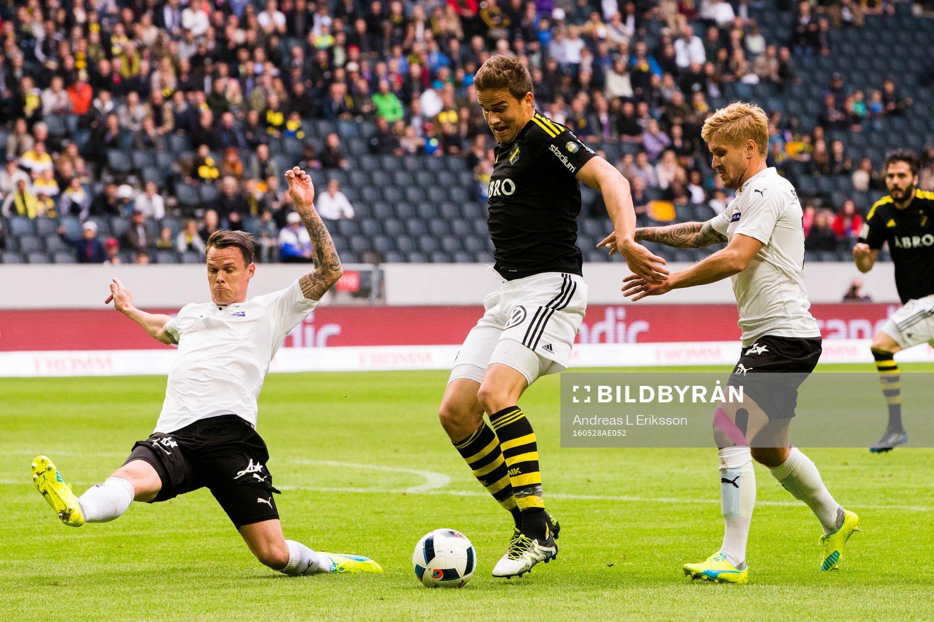 Örebros Erik Moberg och Daniel Björnqvist försvarar sig