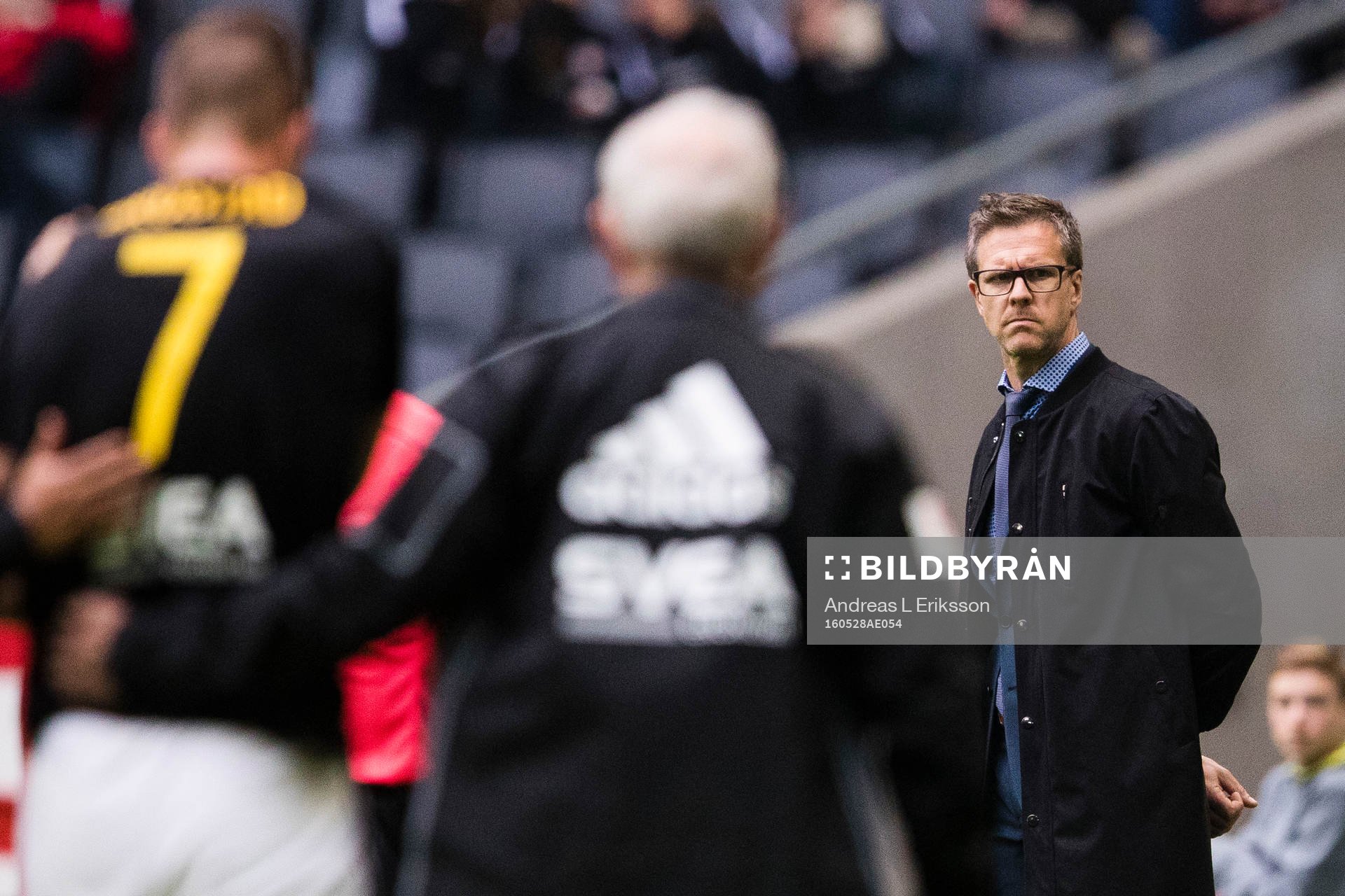 s Fredrik Brustad lämnar planen skadad och AIK:s tränare