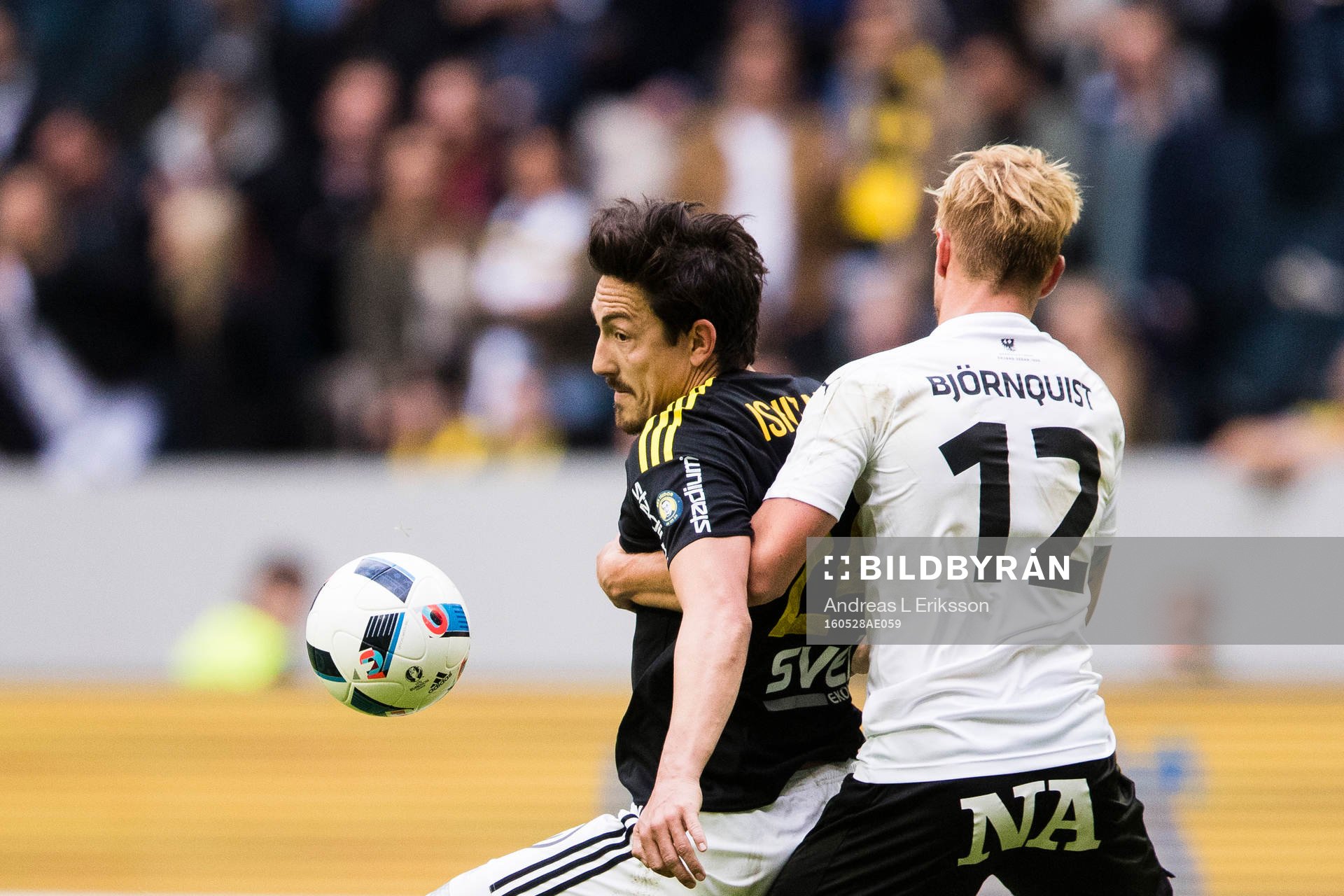 s Stefan Ishizaki hålls fast av Örebros Daniel Björnqvist