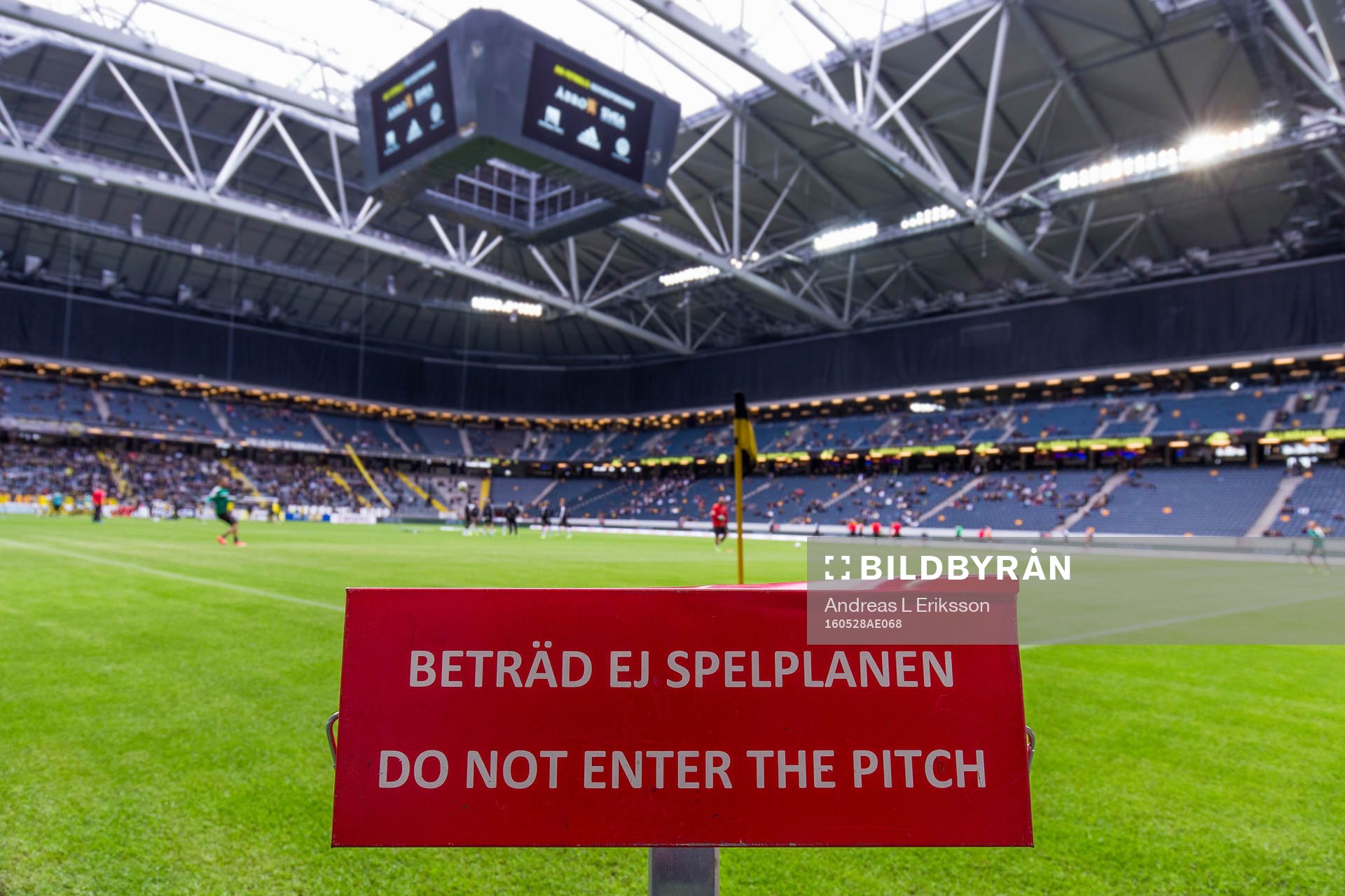 En skylt med texten Beträd ej spelplanen