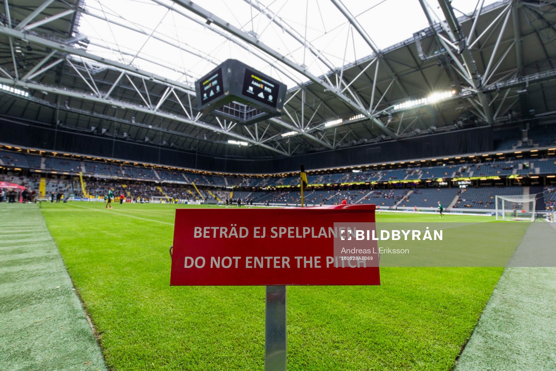 En skylt med texten Beträd ej spelplanen