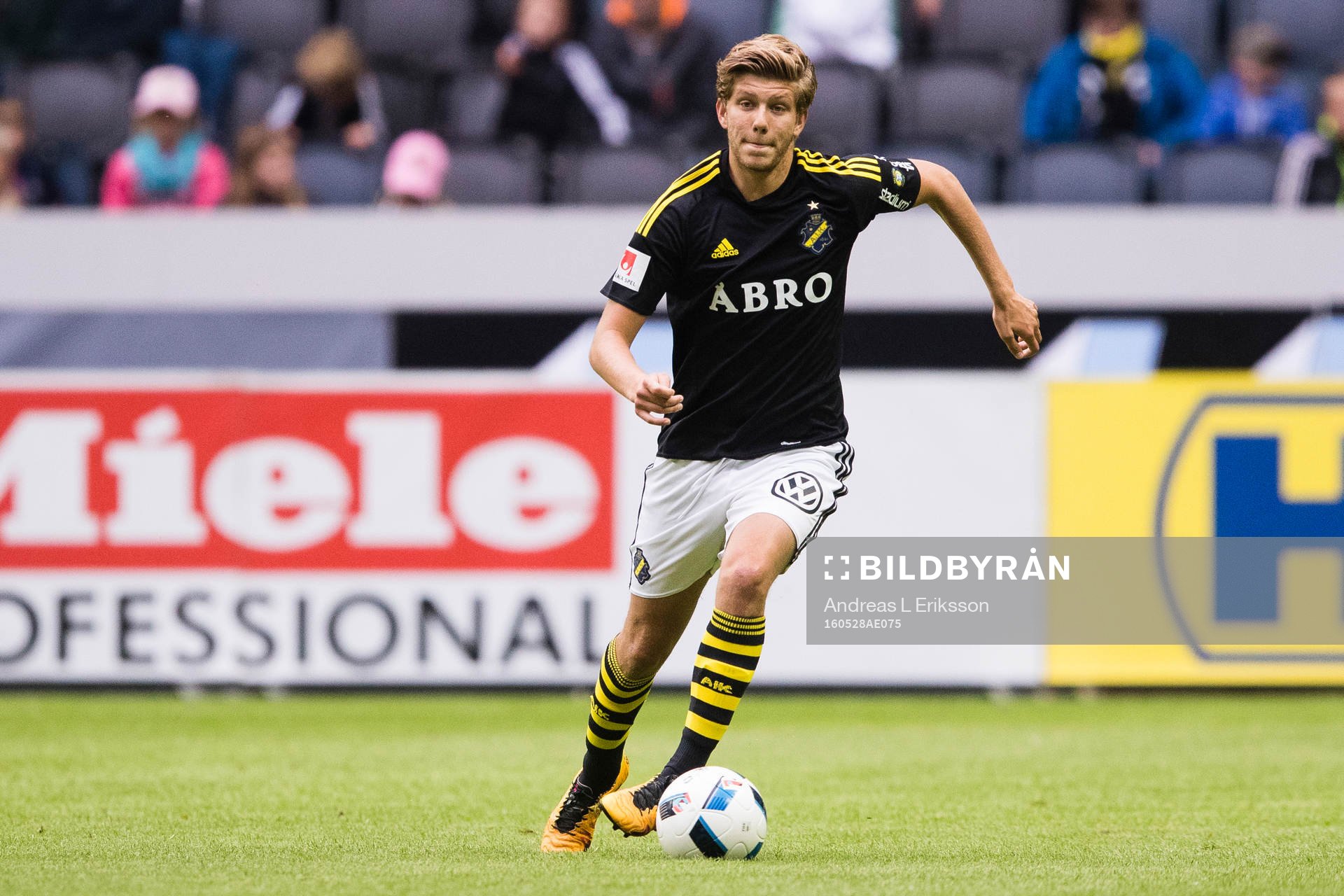 s Anton Jönsson Salétros med bollen
