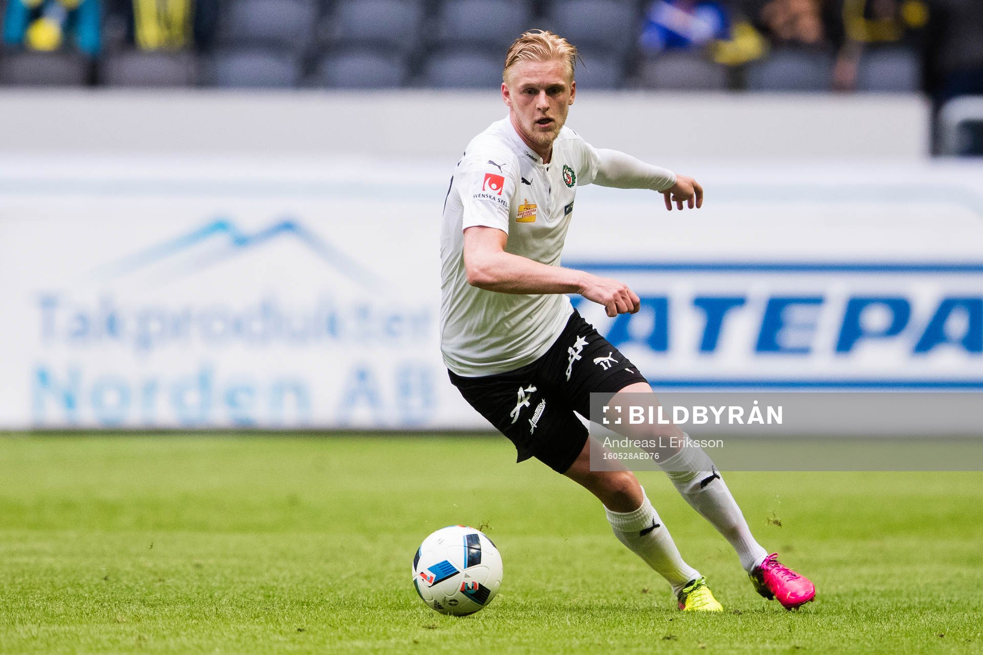 Örebros Karl Holmberg med bollen