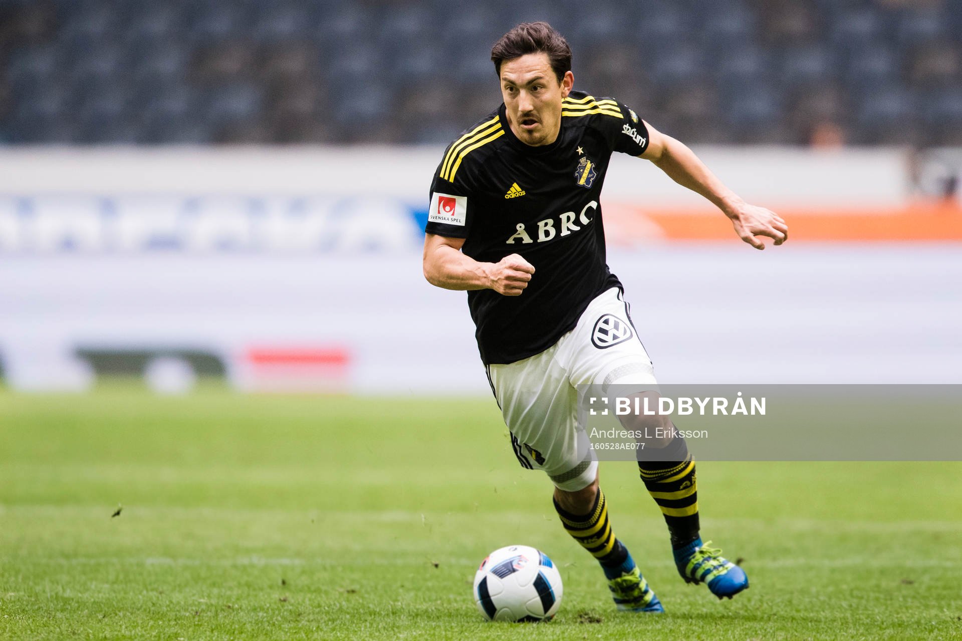 s Stefan Ishizaki med bollen