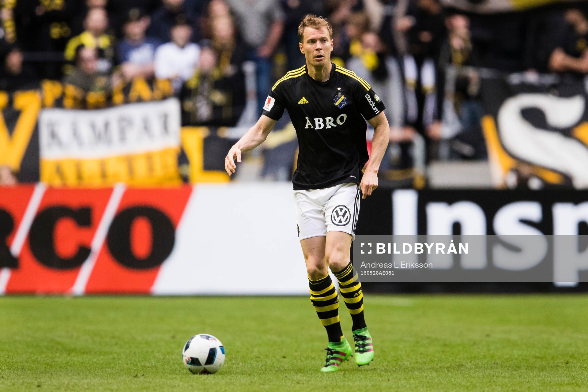 s Per Karlsson med bollen