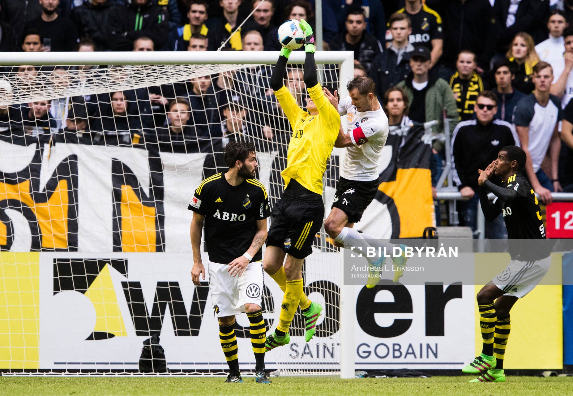 s målvakt Oscar Linnér och Örebros Robert Åhman Persson