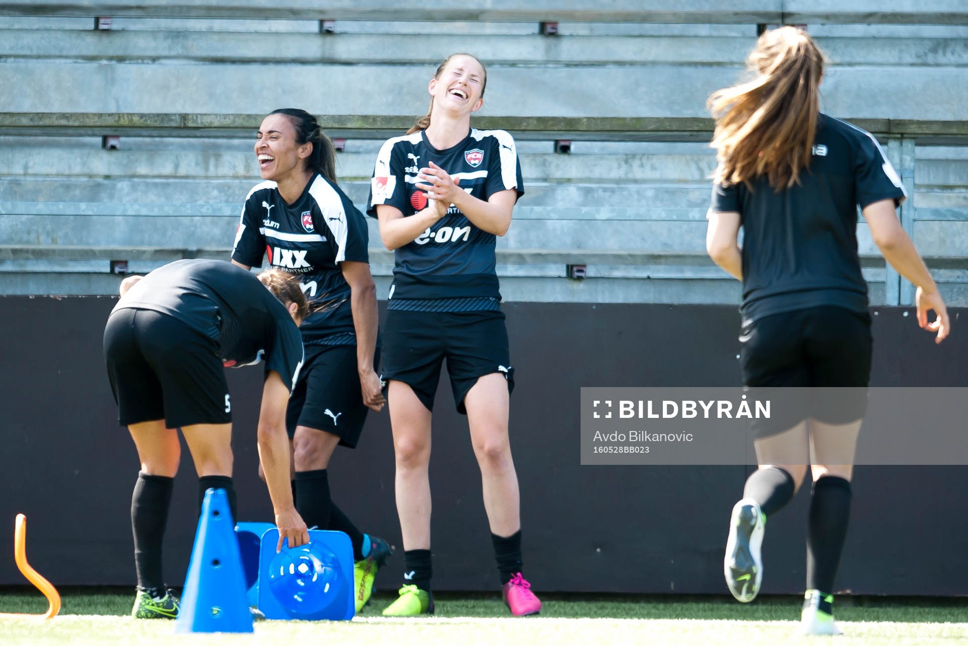 Rosengårds Marta Viera Da Silva och Emma Berglund skrattar