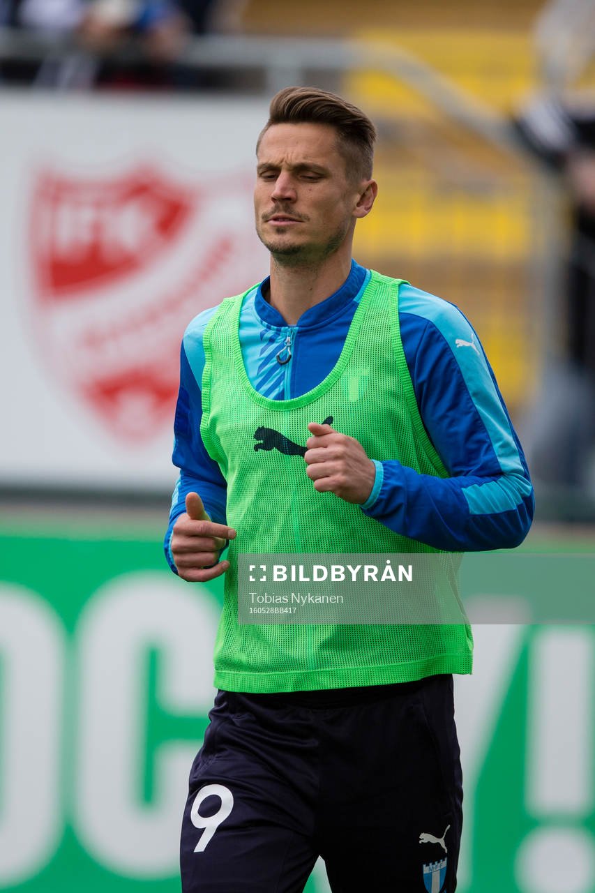 Malmö FFs Markus Rosenberg värmer upp