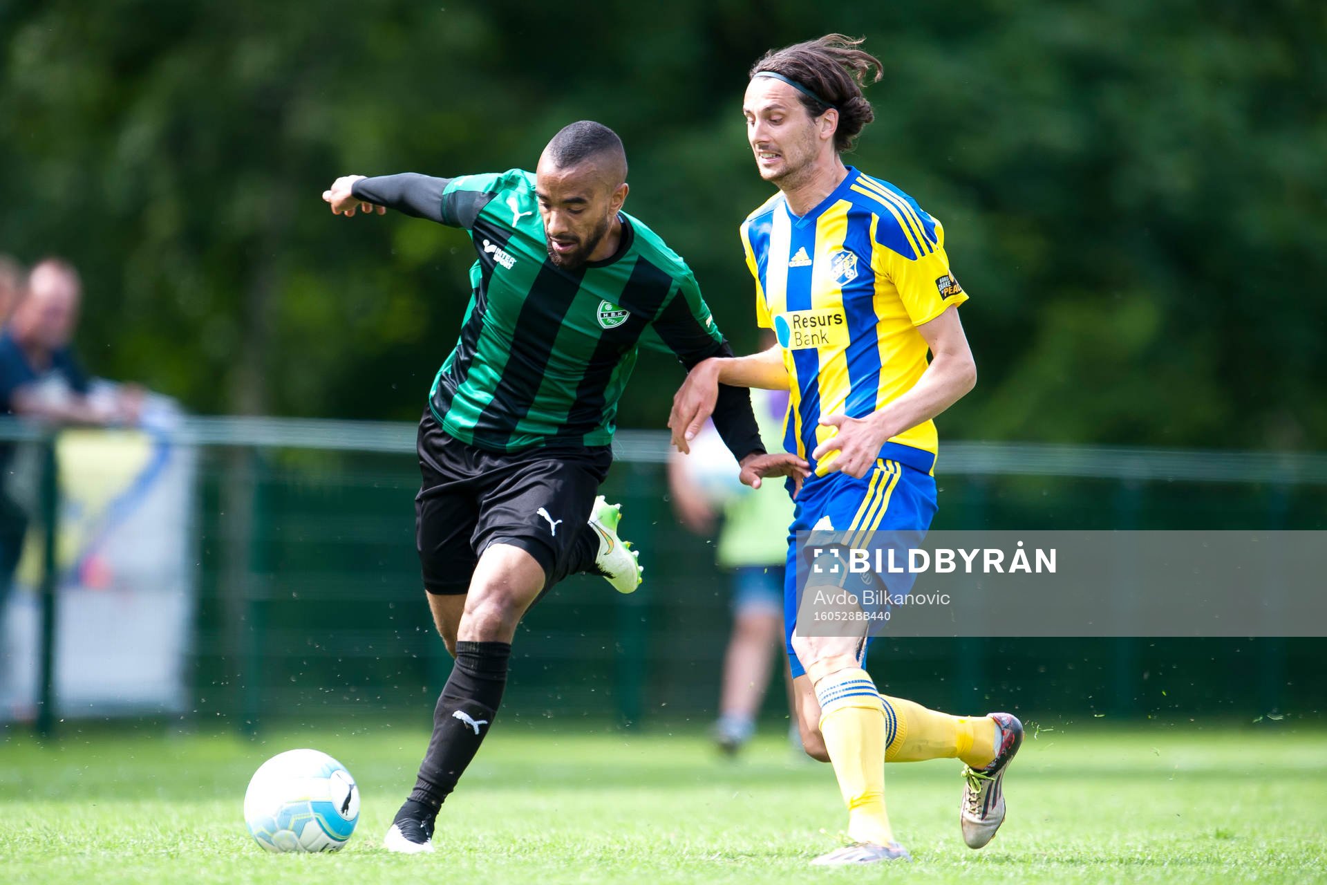 Högaborgs kamal Barny och Eskilsminnes Filip Egger under fotbollsmatchen i Division 2 mellan Högaborg och Eskilsminne den 28 maj 2016 i Helsingborg.