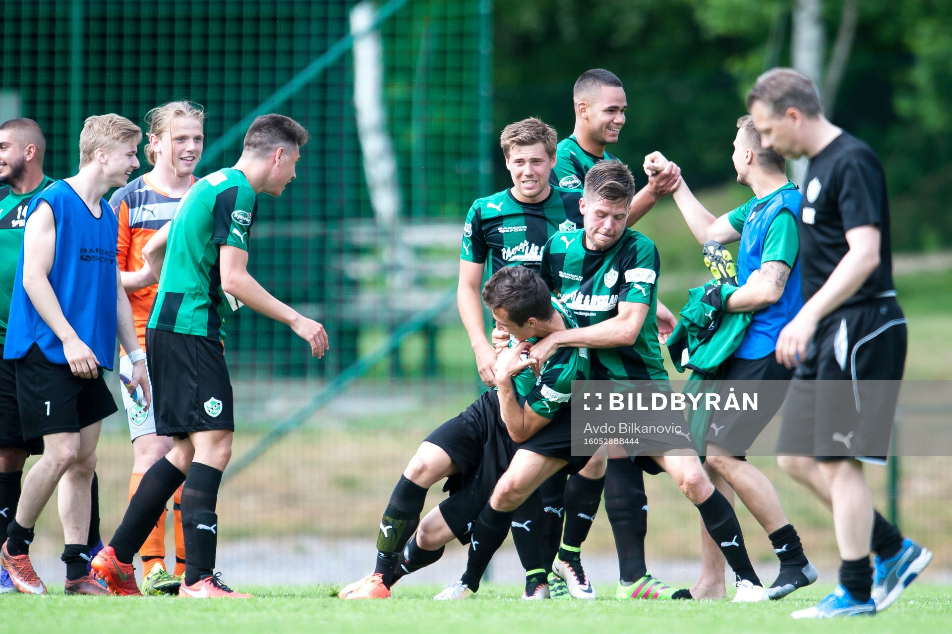 Högaborgs Mathias Hohenstein och Bleron Zekaj jublar under fotbollsmatchen i Division 2 mellan Högaborg och Eskilsminne den 28 maj 2016 i Helsingborg.