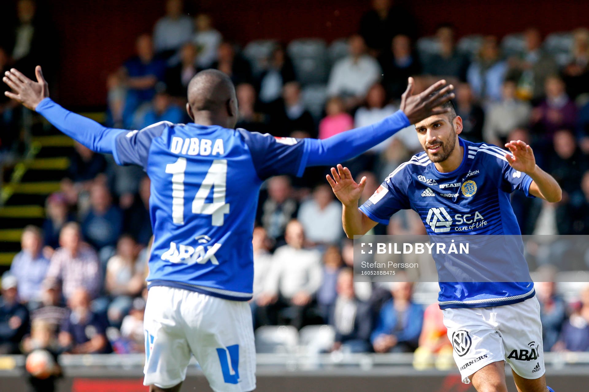 Sundsvalls Pa Amat Dibba och målskytten Stefan Silva jublar