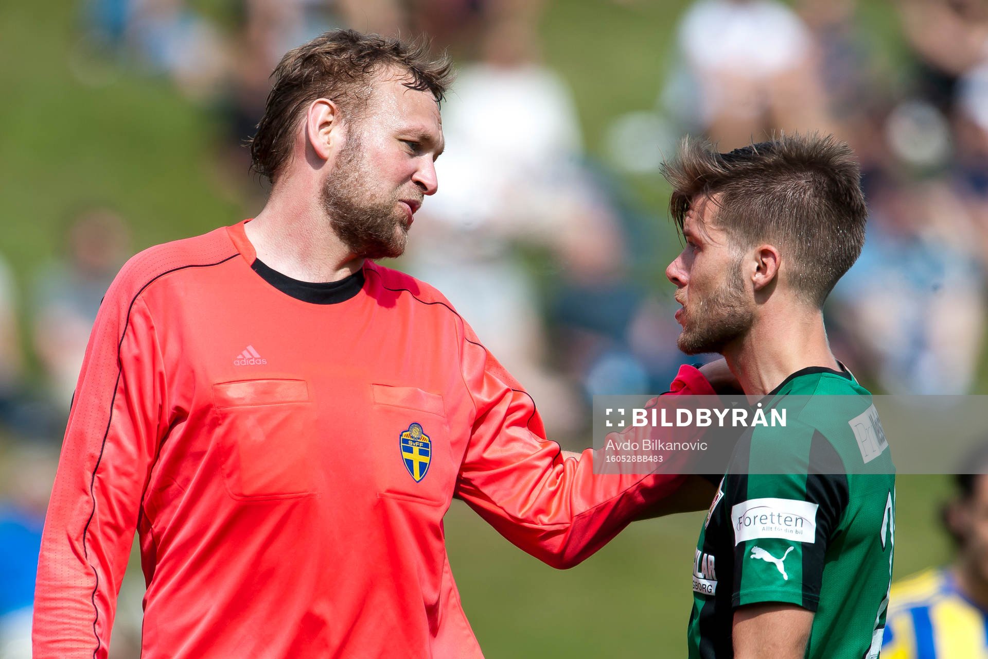Domare Niklas Andersson och Högaborgs Mathias Hohenstein