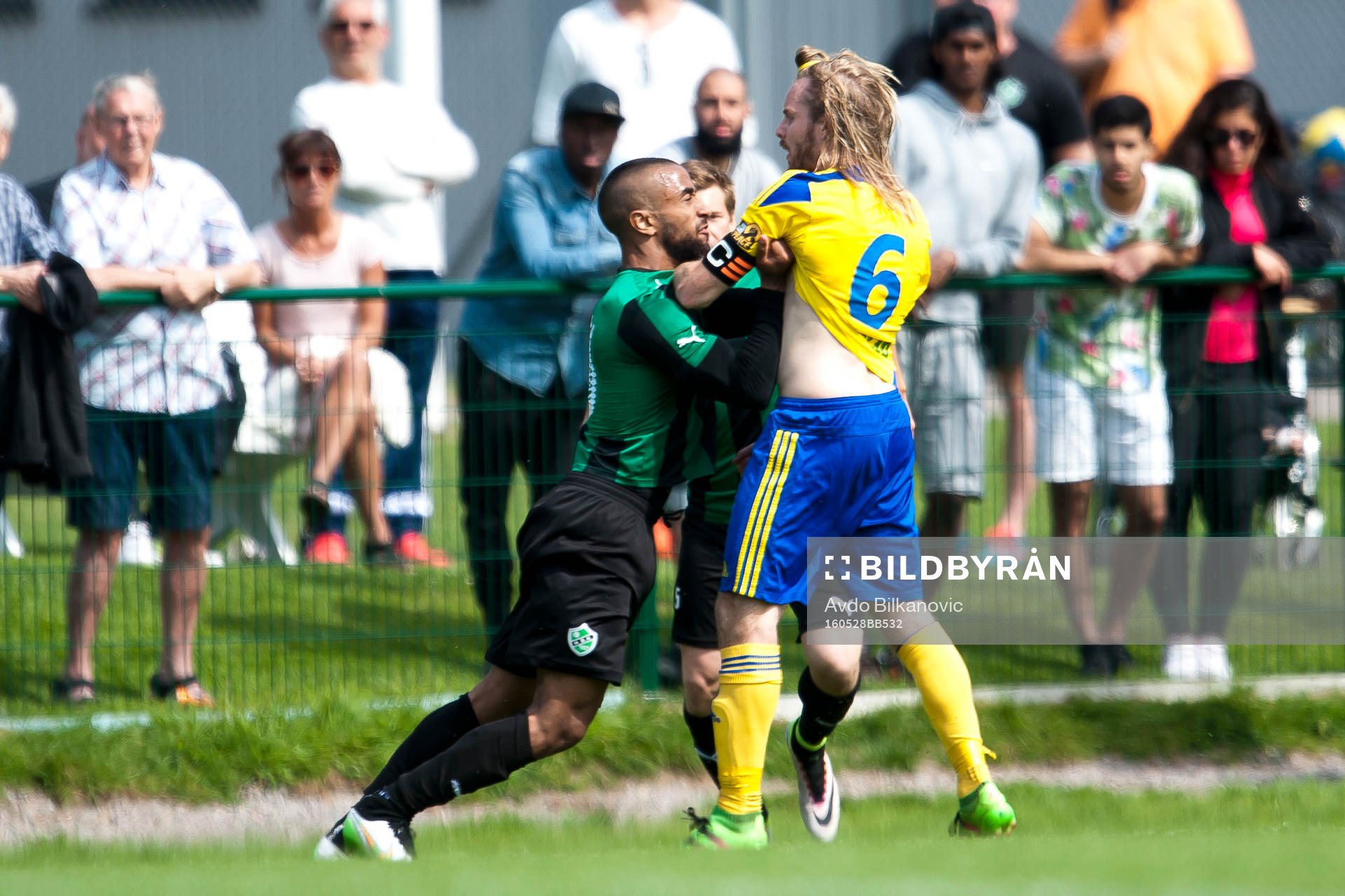 Högaborgs Kamal Barny i slagsmål mot Eskilsminnes Mathias