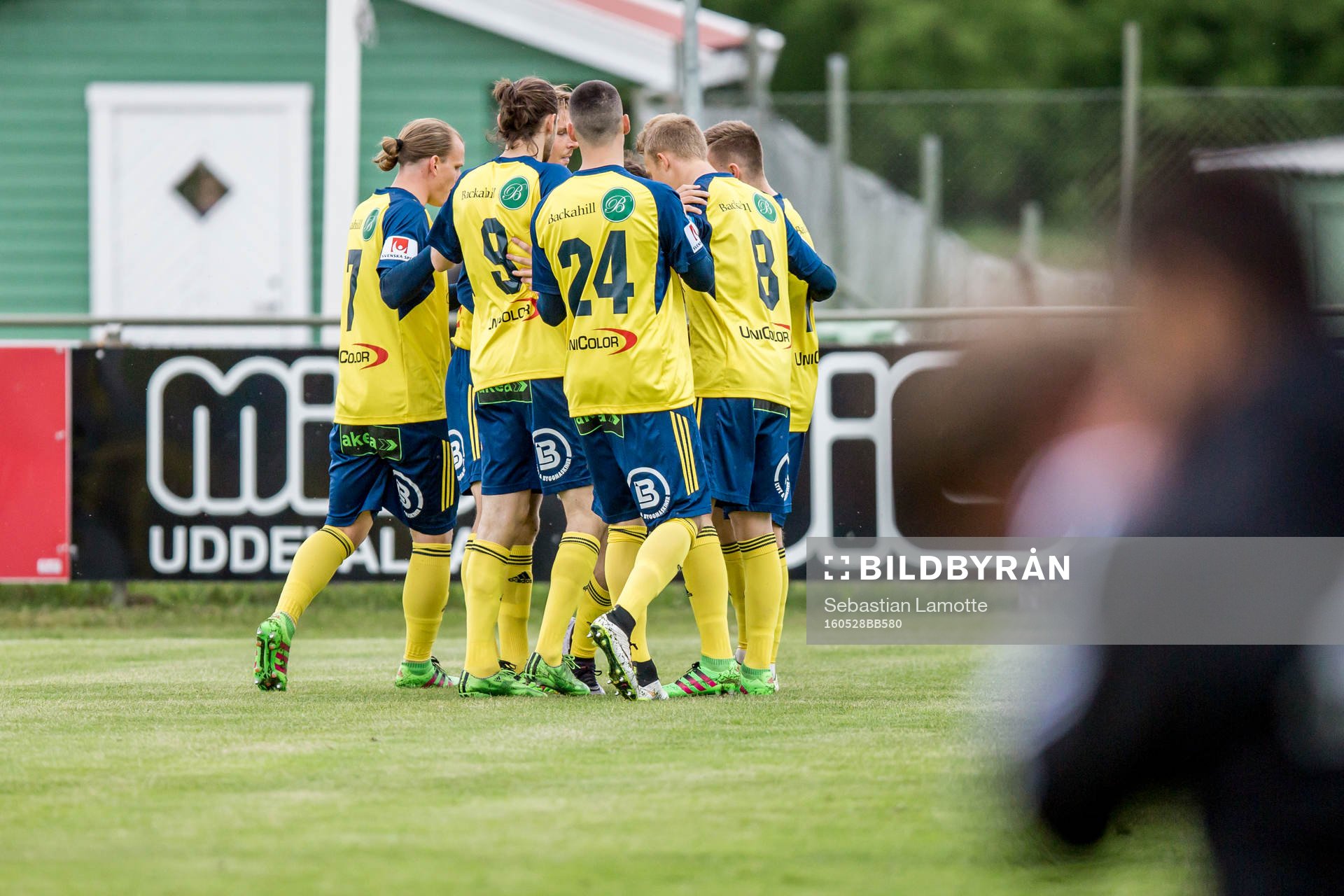 Ängelholms Ryan Finley har gjort 0-1 och jublar med