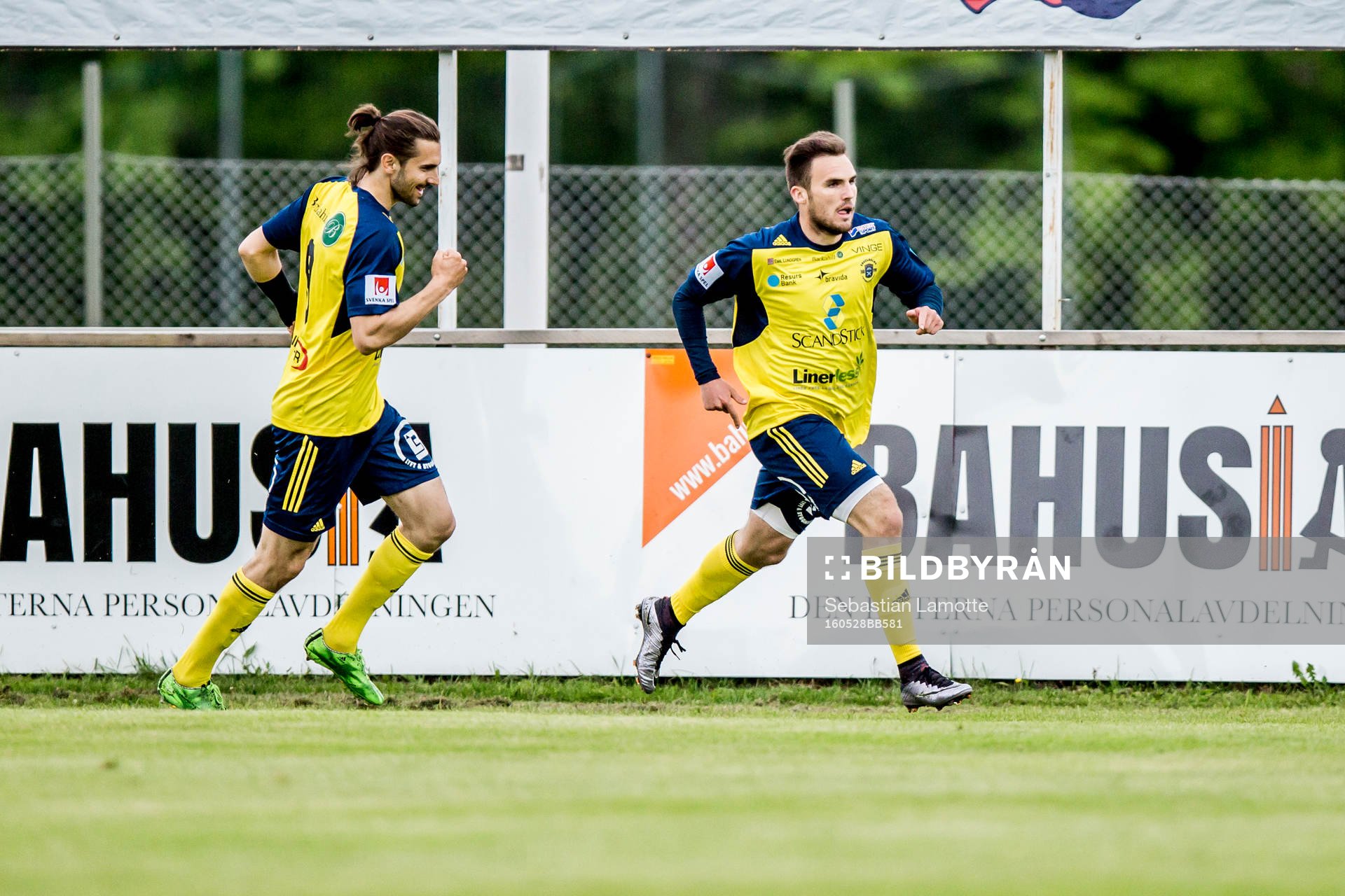 Ängelholms Ryan Finley har gjort 0-1 och jublar