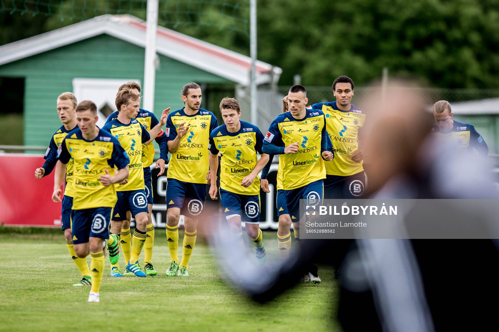 Ängelholms Ryan Finley har gjort 0-1 och jublar med
