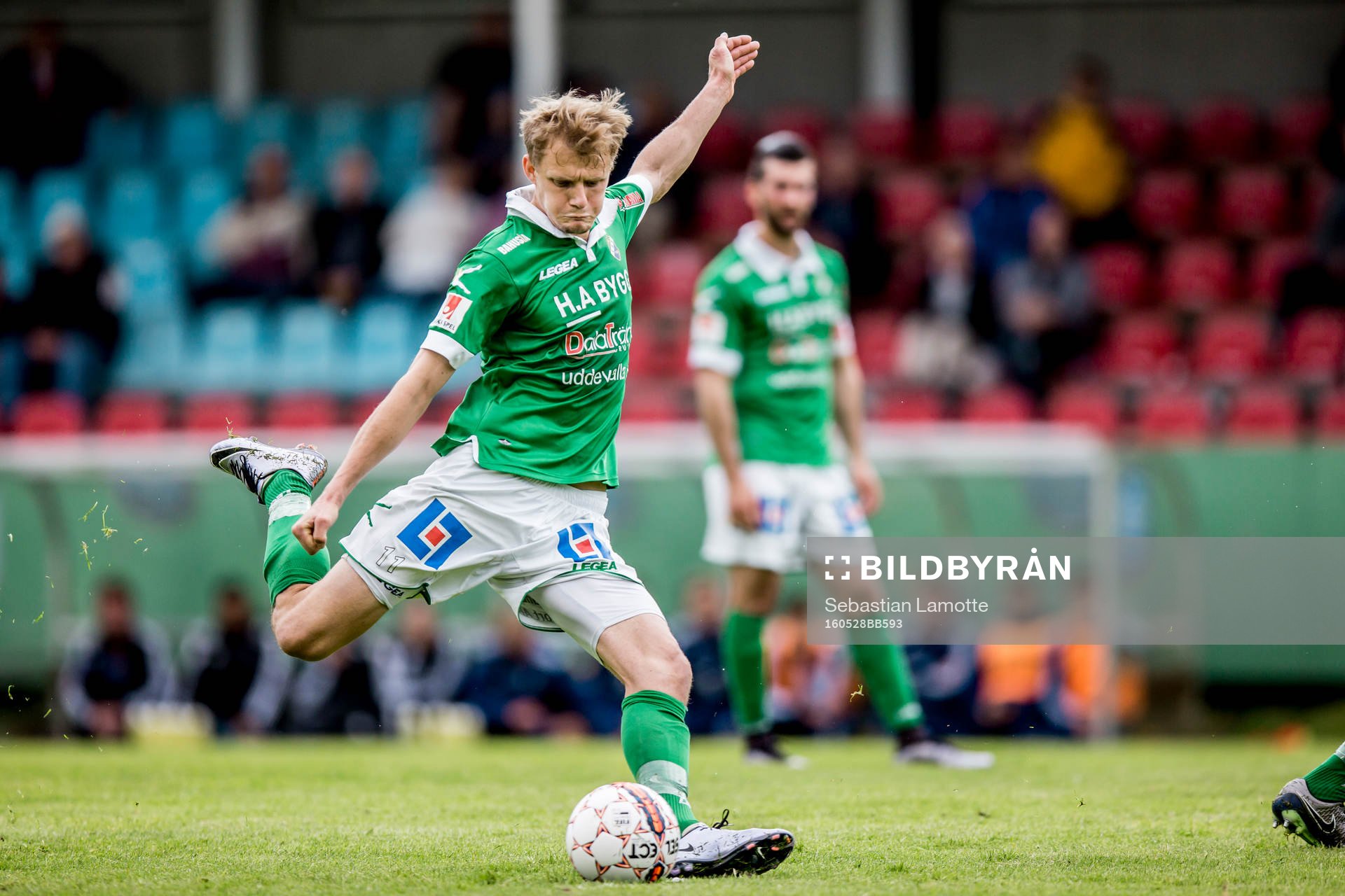 Ljungskiles Jakob Olsson skjuter en frispark