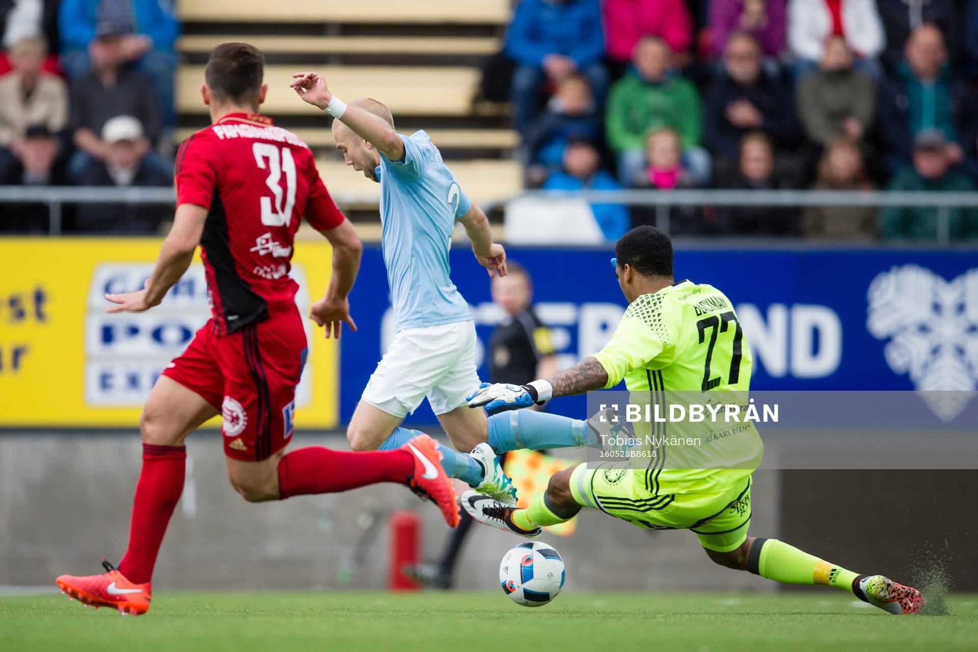Malmö FFs Anton Tinnerholm mot Östersunds Målvakt Jamal Blackman under fotbollsmatchen i Allsvenskan mellan Östersund och Malmö FF den 28 maj 2016 i Östersund.