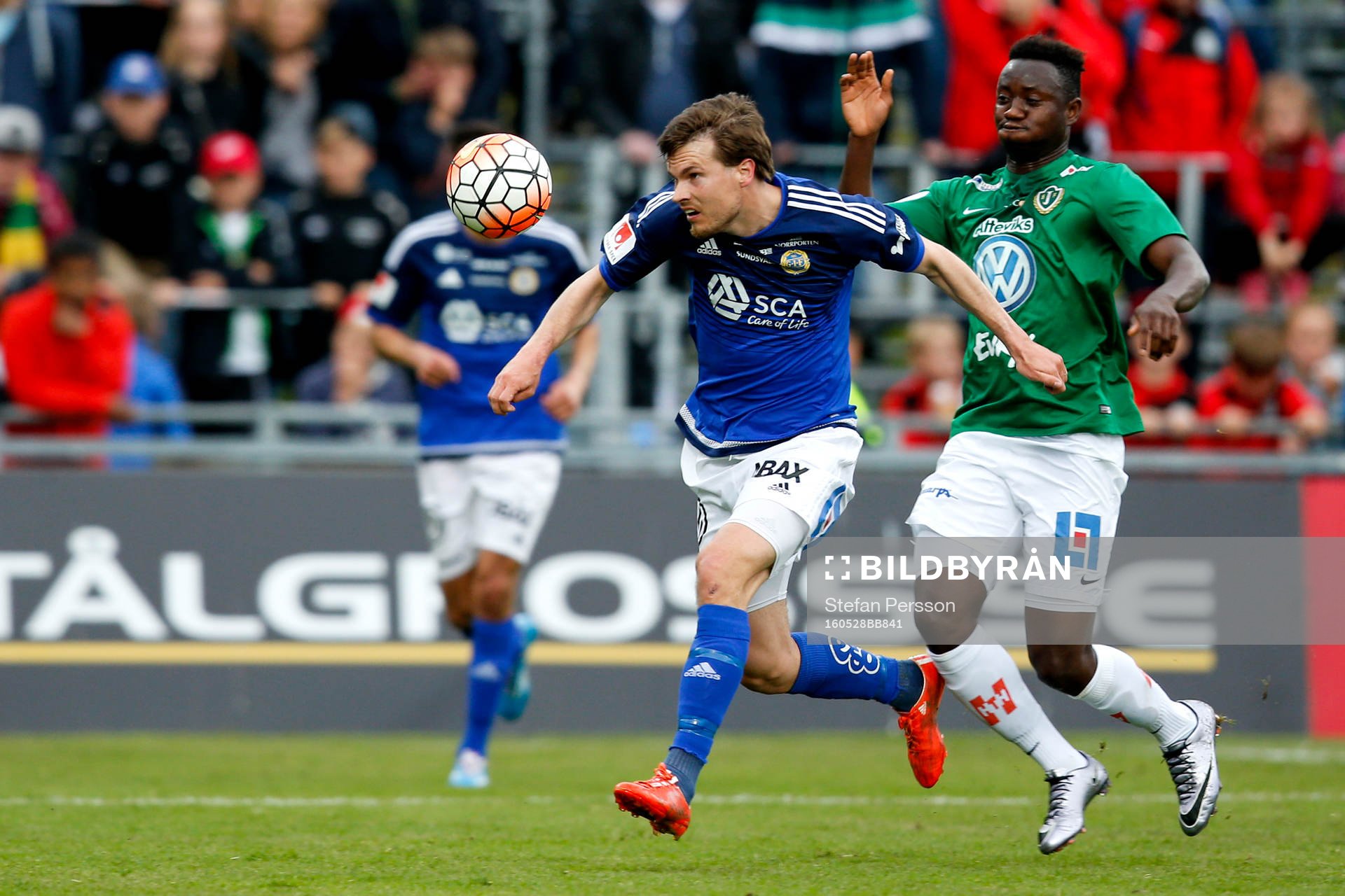 Sundsvalls Sebastian Rajalakso och Jönköpings Moses Ogbu under fotbollsmatchen i Allsvenskan mellan Jönköping och GIF Sundsvall den 28 maj 2016 i Jönköping.