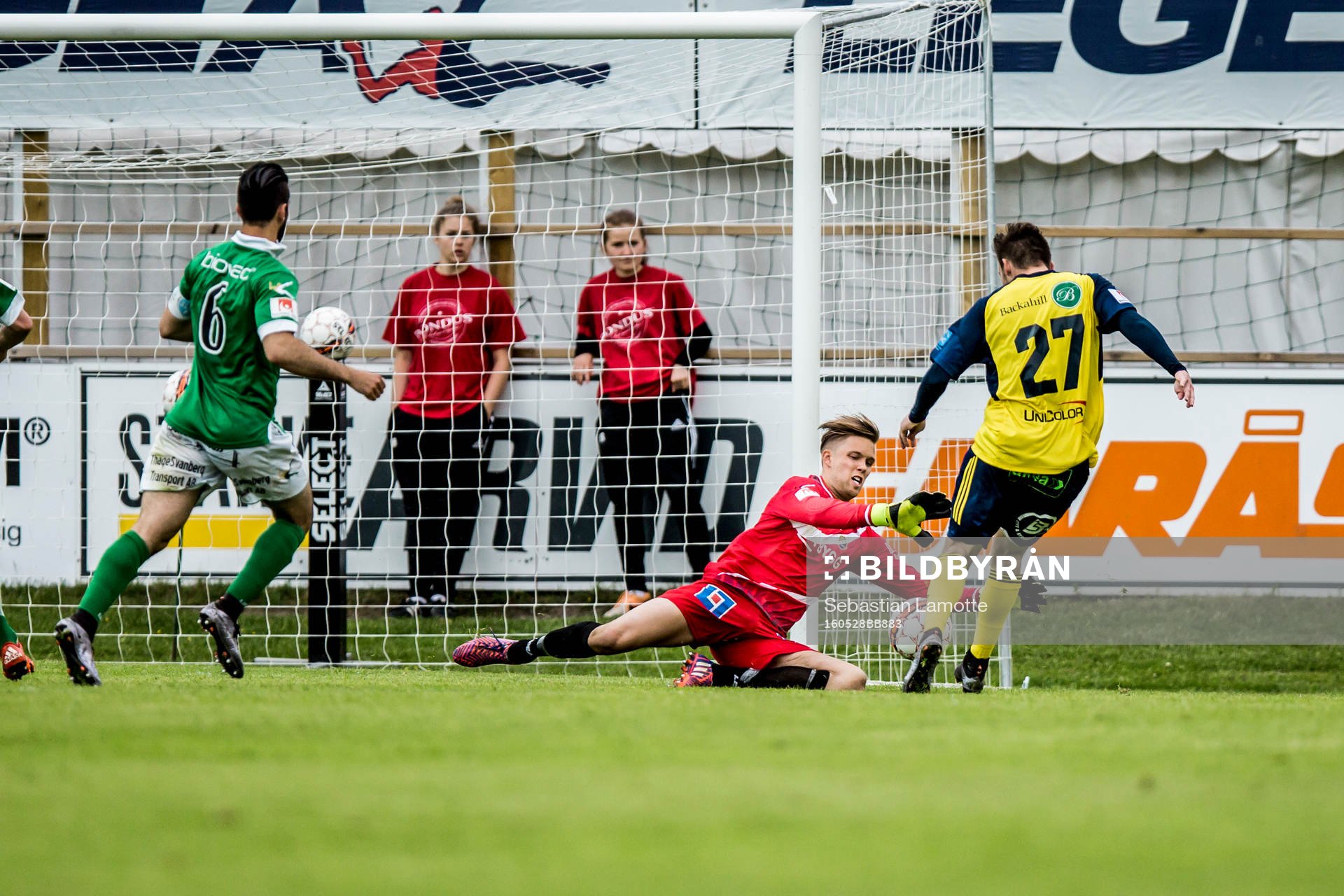 Ängelholms Ryan Finley gör 2-2 bakom Ljungskiles målvakt
