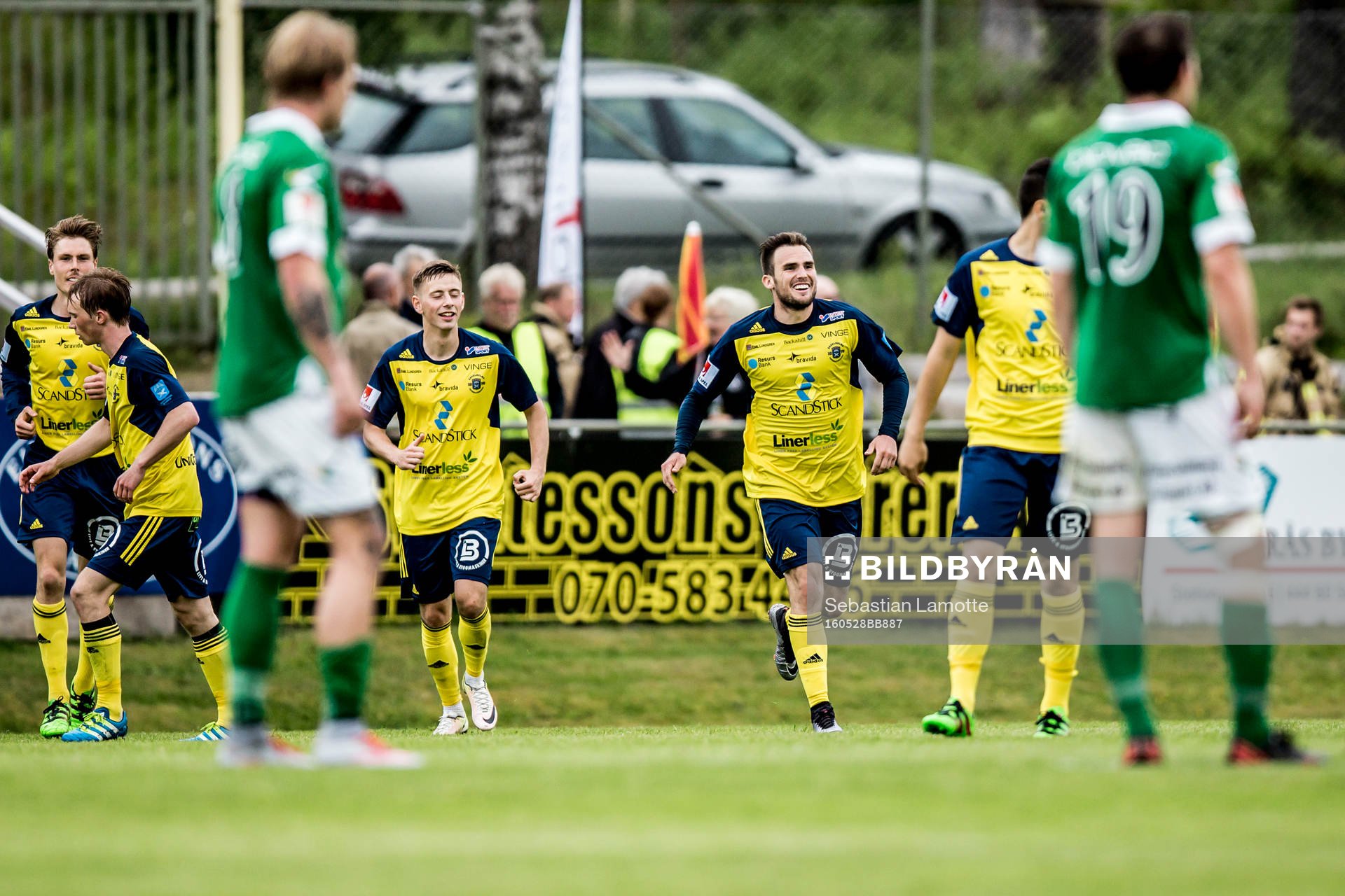 Ängelholms Ryan Finley har gjort  2-2 och jublar med