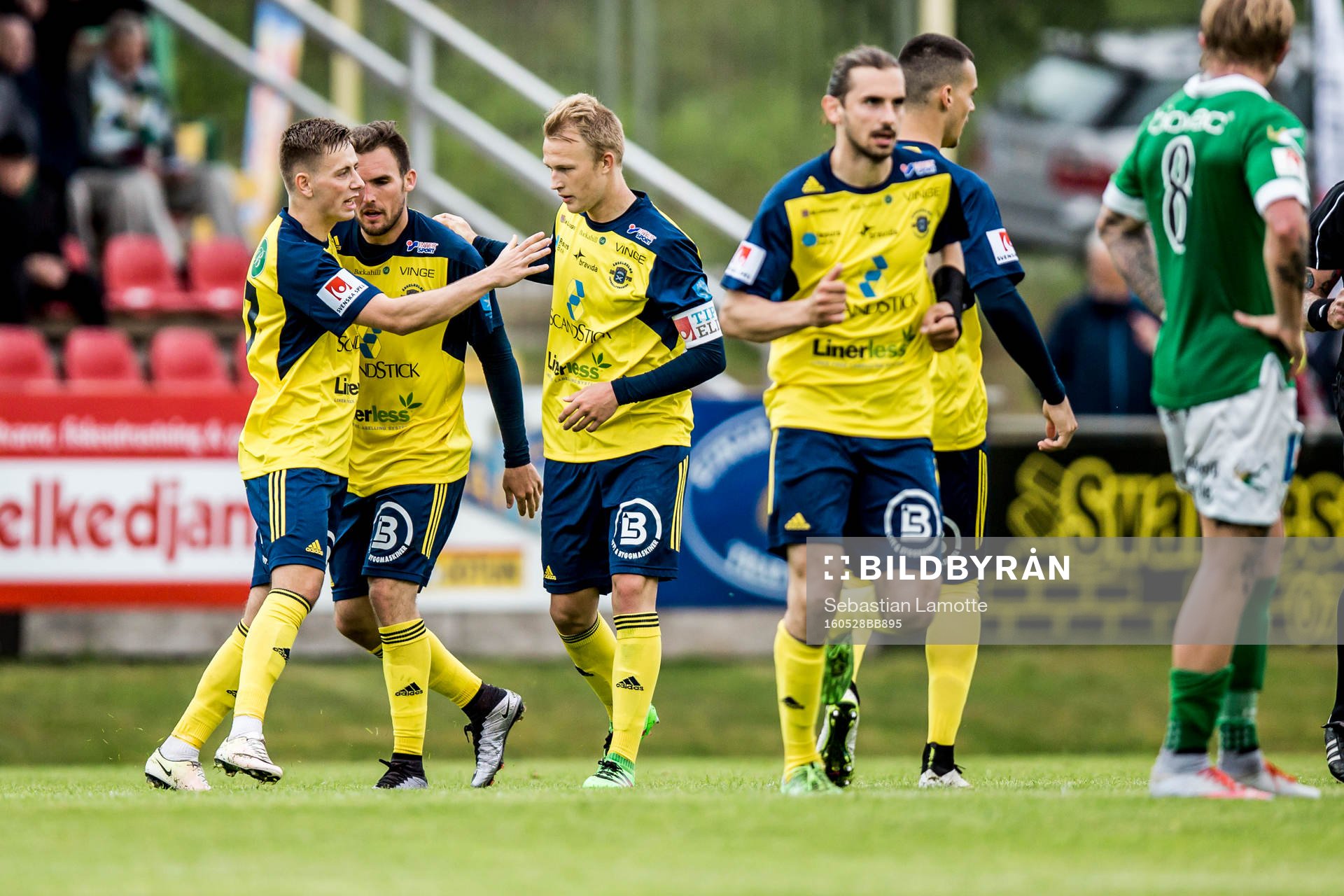 Ängelholms Ryan Finley har gjort  2-2 och jublar med
