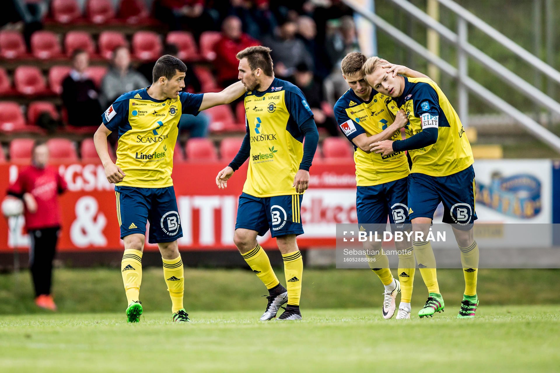 Ängelholms Ryan Finley har gjort 2-2 och jublar med lagkamraterna under fotbollsmatchen i Superettan mellan Ljungskile och Ängelholm den 28 maj 2016 i Ljungskile.